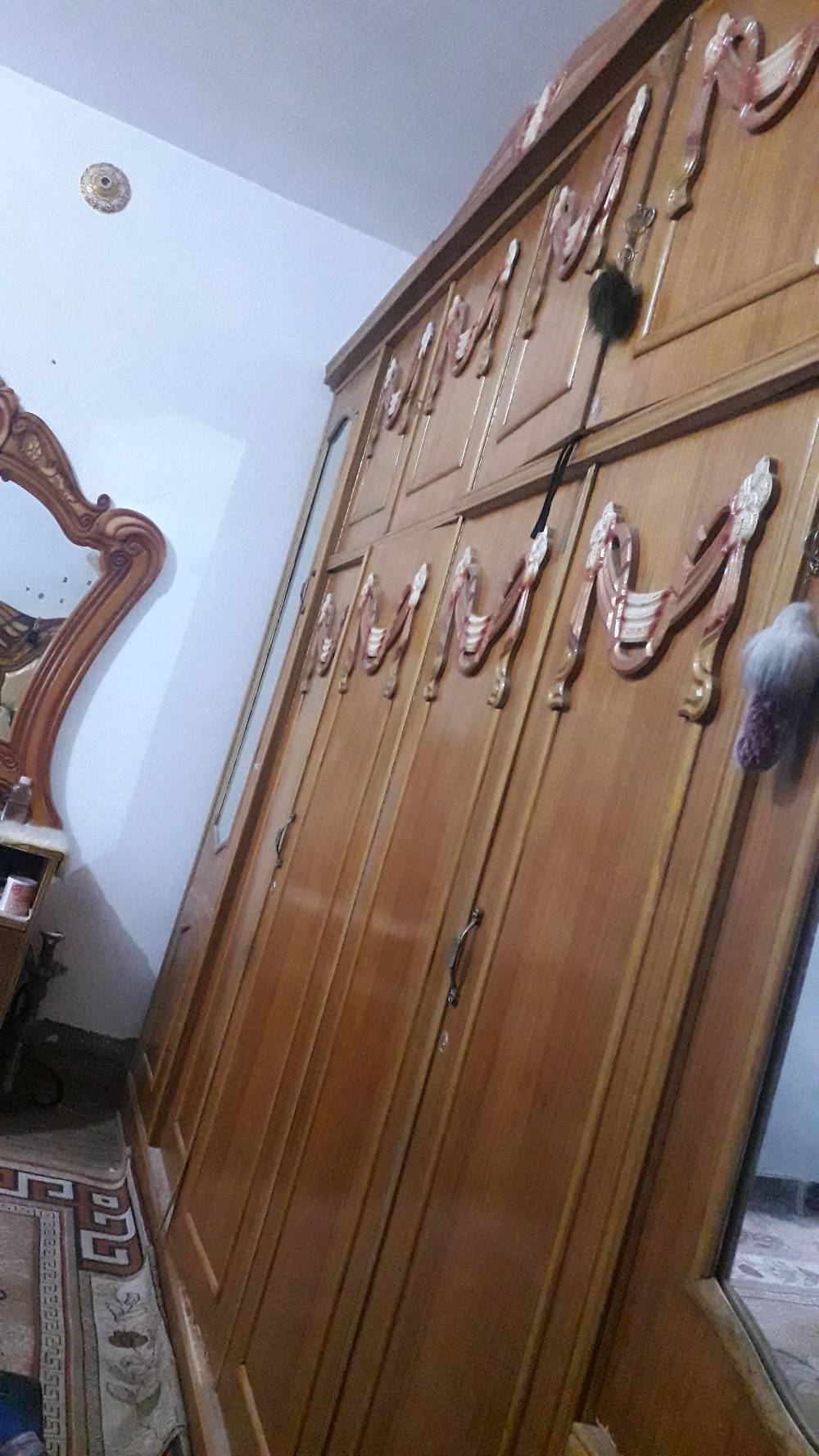 غرفة اخشاب سوكية نضيفة ٦بيبان طابقين ب٤٠٠وبيهة مجال للشراي لاتصال عل رقم +964 784 070 2936
ممكن تذكرون شنو اسم/موديل الغرفة بالضبط، وهل هي ٦ بيبان وياها السرير والمراية والكمود لو بس الدولاب؟: 
نعم
وين موقعكم بالضبط حتى المشتري يعرف يجي يشوفها أو يستلمها؟ وهل أكو توصيل؟: 
النجف بحي الميلاد عل شارع الجنه
حالتها شلون من الداخل والخارج: بيها خدوش، كسر، فكّة، أو أبواب/مفاصل تعبانة؟: 
نضيفه خدوش بسيطه
السعر ٤٠٠: نهائي لو بيه مجال للنقاش؟: 
بيه مجال
شنو سبب البيع، وهل الغرفة كاملة وجاهزة للاستخدام بدون أي إصلاحات؟: 
الغرفه كامله سبب البيع بناء الغرفه وتعديلهة