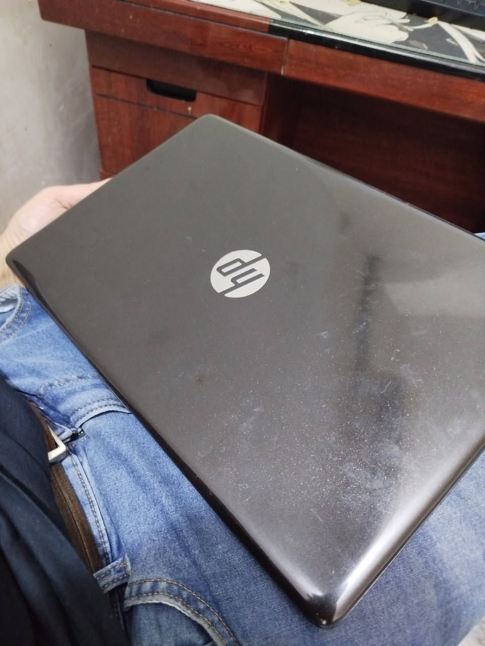 لابتوب hp 
المعالج: Intel Core i5-8265U — الجيل
 الثامن، 4 أنوية / 8 خيوط، يصل إلى 3.9GHz.

كرت الشاشة: NVIDIA GeForce MX110 2GB GDDR5 + Intel UHD 620.

الرام: 12GB DDR4 2400MHz 

التخزين: HDD سعة 1TB بسرعة 5400RPM.

الشاشة: 15.6 بوصة، 1366×768 HD، 60Hz، غير لمس.

محرك أقراص: DVD±RW.

البطارية: تقريباً 42Wh، 3 خلايا.
السعر 300 مع العلم ان اسعار الحاسبات في صعود 
للستفسار اكثر ***********
