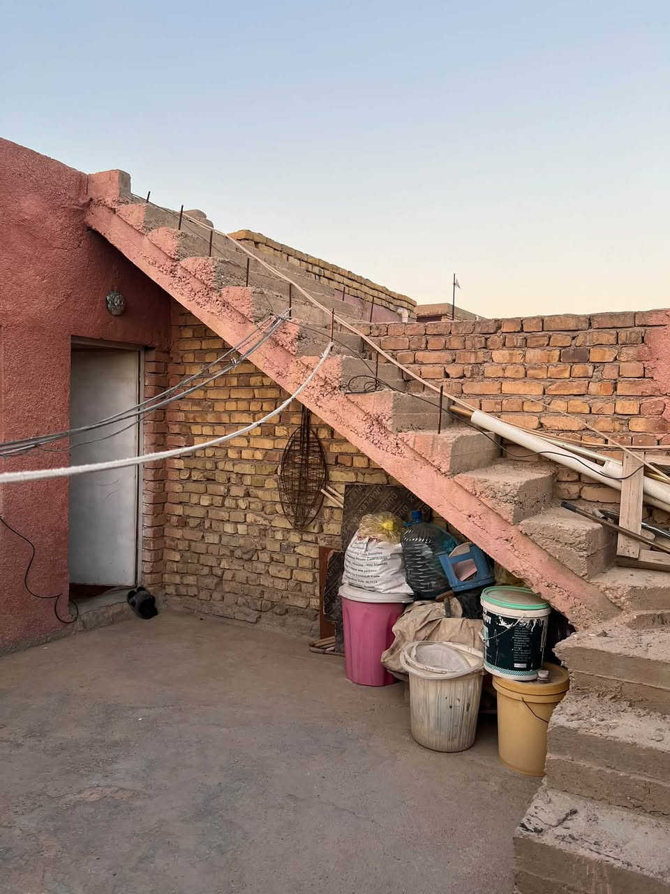 السلام عليكم مشتمل للبيع حي الحوراء شارع ابو الفضل ثاني فرع قريب كلش على الشارع السايدين 
متكون من غرفه نوم عدد ٢ 
صاله
استقبال 
مطبخ 
السعر ٨٥ مع المجال 
للاتصال ***********
