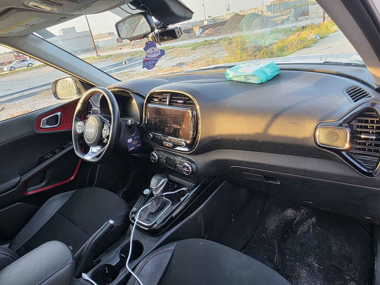 كيا سول GT-Line موديل 2024 للبيع 🚗✨
السيارة بحالة ممتازة جداً، جاهزة للاستخدام وما تحتاج أي مصروف، مواصفات رياضية مميزة وشبابية وعائلية بنفس الوقت. (صور الحادث في أمريكا متوفرة وموجودة بالمنشور لإثبات نظافة الضربة).📌
 المواصفات والتفاصيل:الملكية: السيارة باسمي والتحويل ثاني يوم مباشرة 📄
الموديل: 2024الفئة: GT-Line (أعلى مواصفات رياضية)المحرك: 2000 دوش (DOHC) قوي جداً واقتصادي بمصرف البنزينالمسافة المقطوعة (الماشية): 72 ألف كيلومتر فقطالرقم: بغداد (الرقم الوطني الموحد الجديد 11 Z)الجير: أوتوماتيكاللون: أبيض ملكي مميز✨
 أبرز المواصفات:شاشة عدادات رقمية (ديجيتال) بالكامل متغيرة الأشكالشاشة وسطية كبيرة لمس تدعم Apple CarPlay و Android Autoويل (جنوط) رياضية حجم 18 إنش بلونين (مكحلة) الخاصة بفئة الـ GT-Lineنظام الحفاظ على المسار والرادار الجانبي والتنبيه من التصادمتحكم ستيرن كامل جهتين مع تطريز رياضي باللون الأحمرفتحة سقف (سانروف) شفافةإضاءة LED أمامية وخلفية بتصميم الطوق المميزنظام قيادة متعدد (Drive Modes) اقتصادية ورياضية🩺
 حالة السيارة والحادث (حسب صور أمريكا المرفقة):الحادث: وارد أمريكي، ضربة جانبية خفيفة وتجميلية فقط في بيبان جهة السائق.الأيرباج: إيرباج الكرسي الجانبي فقط طاق أثر الضربة ومصلح بلادي، وباقي الأيرباجات (الستيرن والدشبول والستائر) كلها سليمة 100% وموقعها بلادي (بشرط الفحص).السلامة: المقدمة، الخلفية، الحقيبة، جهة الراكب بالكامل، والشواصي سليمة 100% وبشرط الفحص.الصبغ: صبغ البيبان جهة السائق أثر الحادث (تعديل وصبغ درجة أولى وبدون معجون قوي).المحرك والجير والتبريد بشرط الفحص (ثلج ❄️)صدر السيارة وجاهزيتها 100% (تونيز كامل).
💰 السعر المطلوب: 170 ورقة (وبيها مجال حك الجيّة للشراي البدّاي)
📍 المكان والمعاينة: ديالى - بعقوبة📞 للتواصل والاستفسار (اتصال أو واتساب): ***********
