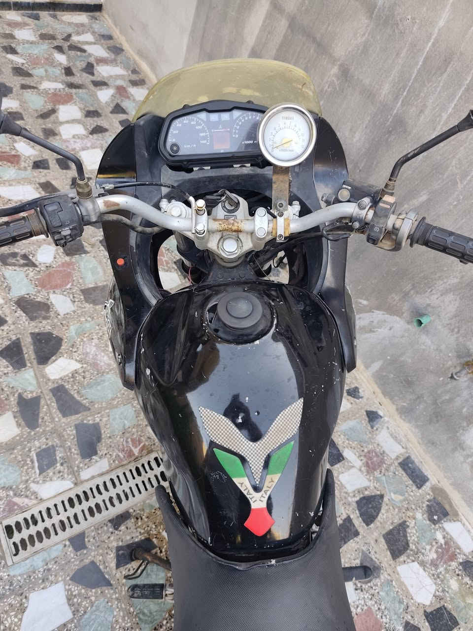 هوندا فاراديرو  Honda Varadero )محرك ٢٥٠ شغالة وتمشي بس بيها نواقص بسيطة لان جانت متروكة حاليا تشتغل وتخربط بسبب الكابريتر مكاني بغداد بوب الشام سعر ٩٥٠ وبيها مجال الدراجة بدون اوراق مكفولة
