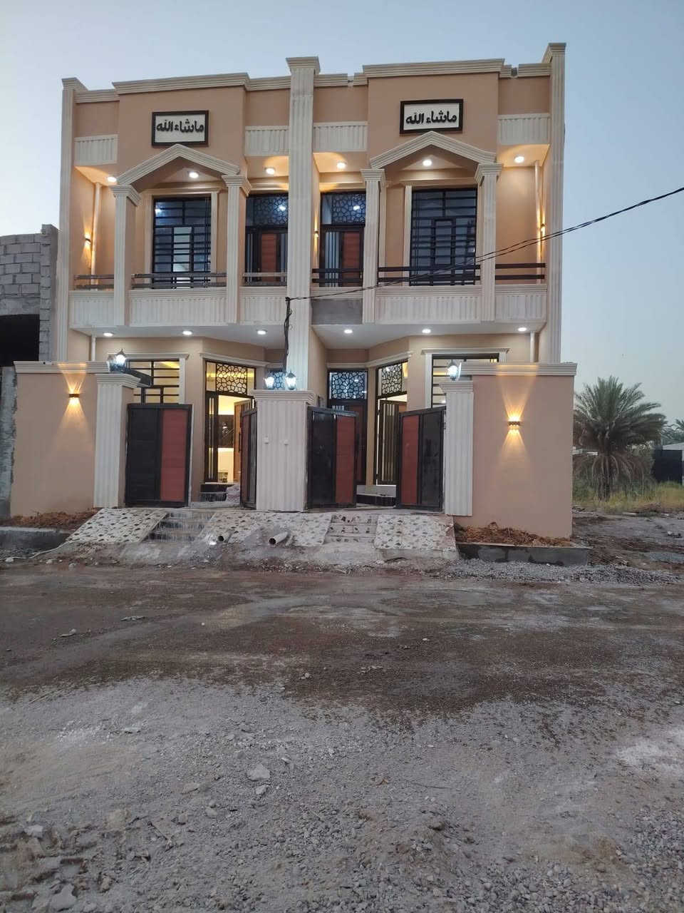 فرصه استثمارية أو سكنية مشتملين متجاورات  طابقين للبيع مساحه كل واحد 100م طابو زراعي سند 25 مكاتبه ووكاله تستلم خارطة وتصميم والديكور وموقع درجة اولى يتكون من استقبال وغرفتين نوم وصالتين ومطبخ  منعزل وصحيات داخليه وخارجية وطابق ثاني الخدمات ماء وكهرباء وتبليط وخط مولد وإنارة وشارع عرضه 10 م ام العضام العثمانية  دخول مقابل الطب العدلي فرع الثاني او من نقطة الشرطة على السده الفرع الثاني سعر الواحد 70مليون وقابل للتفاوض تفاصيل اكثر داخل الفيديو للاستفسار خاص او *********** فقط بيع نقد لا قسط ولا مراوس

