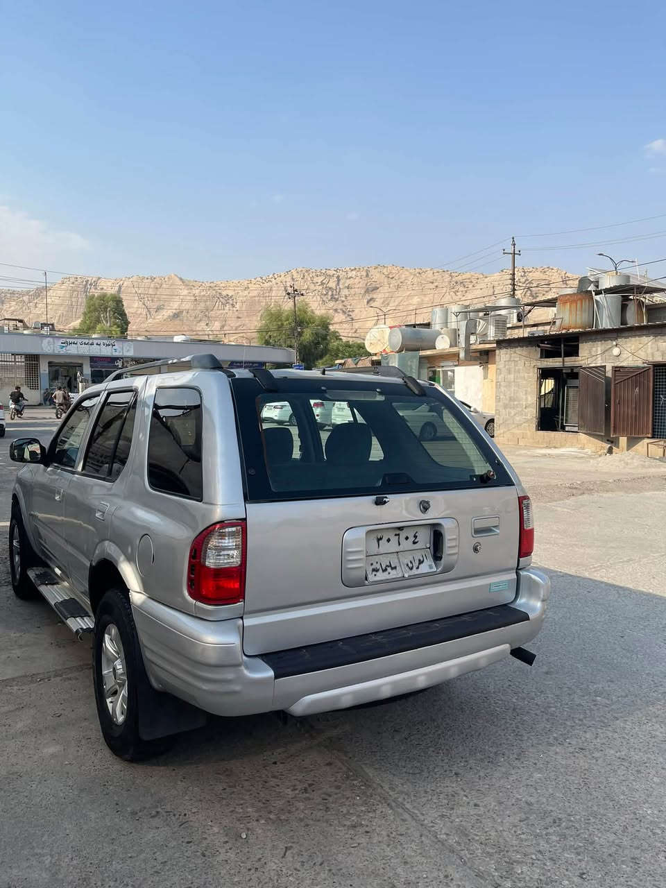 ئەسیزۆ  2000 سەیارەکە چوار جام کارەبایە تەرحە گێڕ و مەکینە و ئەکسل بەشەرت تەبرید ساردوو گەرم کارەبای هەموو گیانی ئیشەکات بەناو کردن و خەرامە بەشەرت  سەیارەکە حیزام بۆیاخ نیە من بە حیزام ئەی فڕۆشم کامل مەسرەفە یەک دینارە مەسرەفی نیە 60$مەعمەلە ***********  ئەدمین❤️

نص مكتوب في الصور:
- ***********