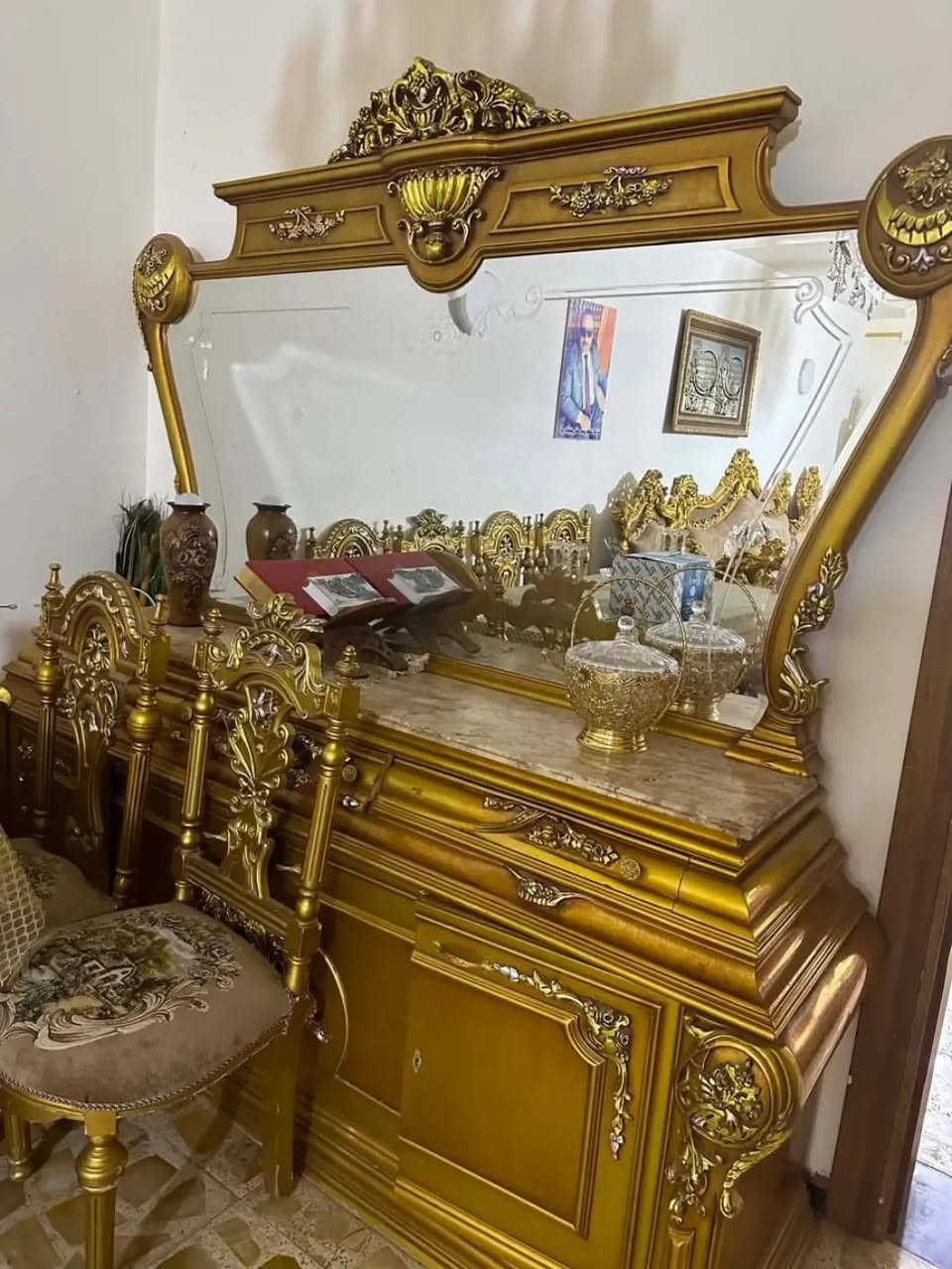 السلام عليكم ميز طعام وفاترينه وقنصل مستعملات للبيع بسعر مناسب والغراض خشب زان مصري ديماطي للاستفسار خاص مفتوح والرقم ***********
