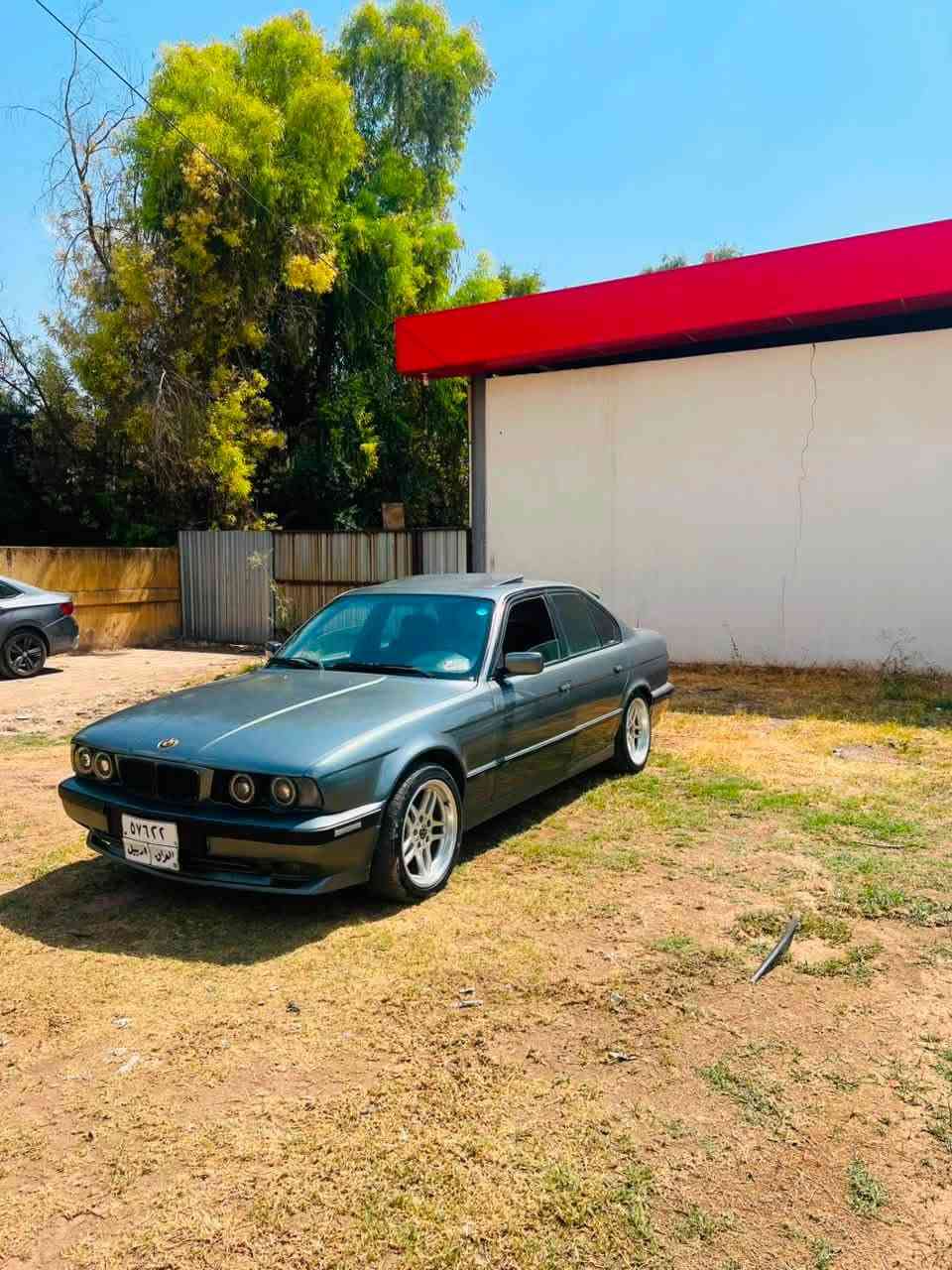 BMW
مؤديل 1990 مةكينه20ي گير عادى دو چاملغي  پيشى گؤراوه زؤر توند و تؤلة بئ مةسرةفه سةيارةكي خاوينه بئ كيشةيه چوار تاو ويلى خاوين لةژيره بؤ زانيارى زياتر پةيوةندي بكةن 

***********
