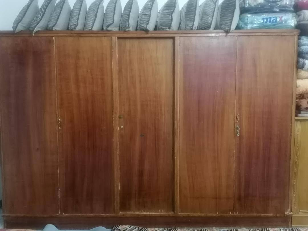 سلام عليكم غرفه نوم مثل ما هيه كدامكم نضيفه السعر 300و بيها مجال للتواصل واتساب *********** العنوان نجف عباسيه قرب عماره ابو حامد
