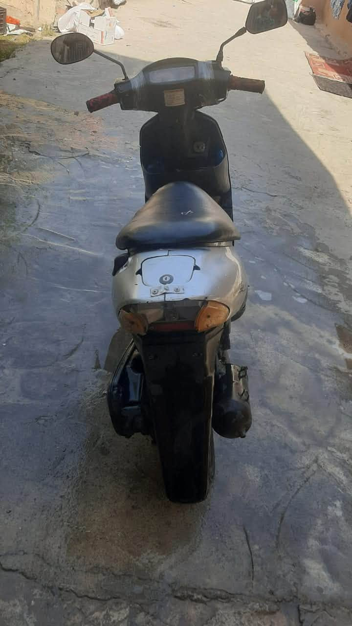 اخوان السلام عليكم دراجة للبيع شغالة السعر 175 مكانها تكريت حي العصري السراي يتصل ع رقم ***********

