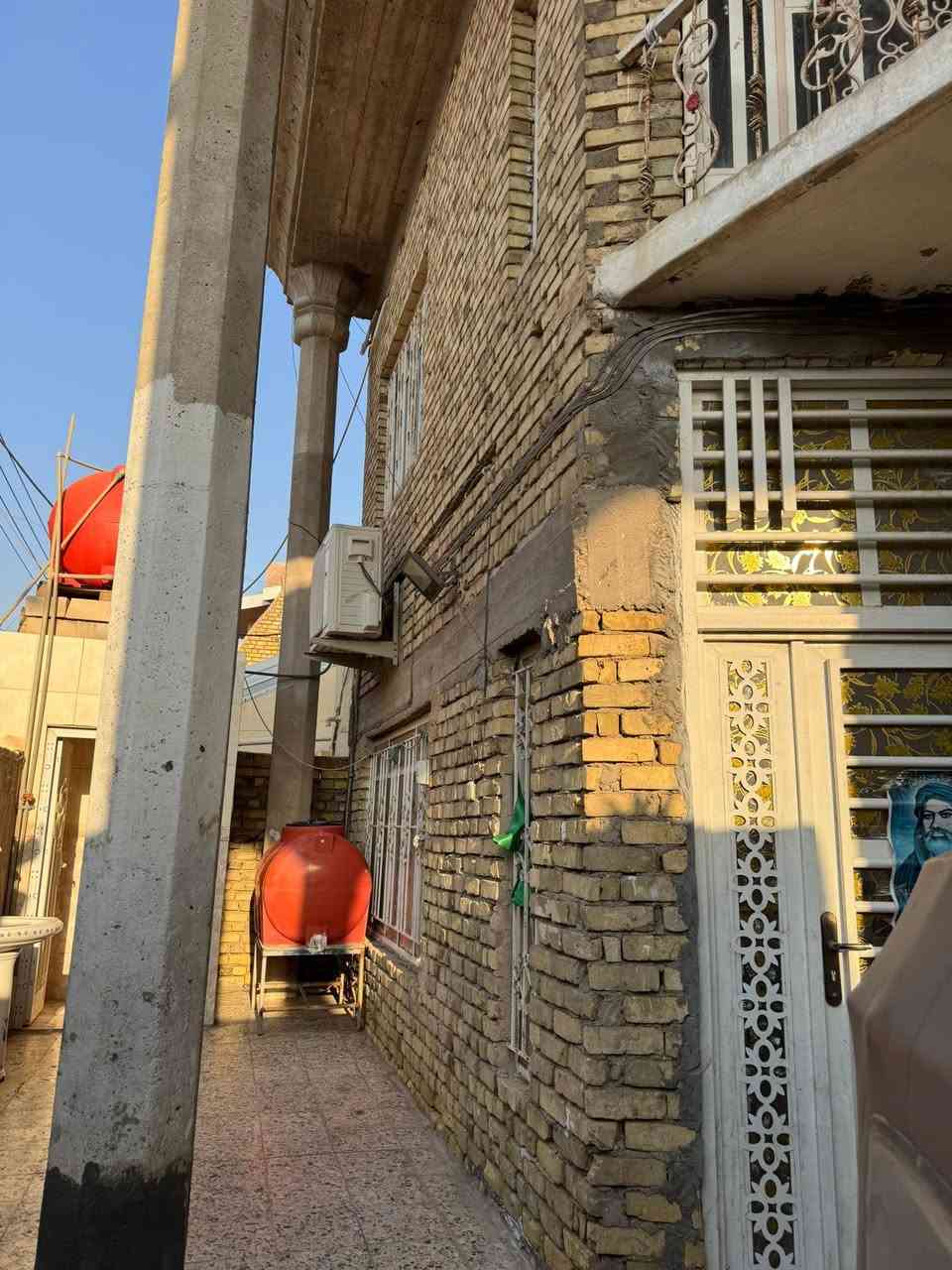 متاح بيت مساحه ٢٠٠ متر للبيع منطقه حي الخضراء •
مواصفات البيت : الطابق الاول يحتوي على استقبال + مطبخ ومنور عدد ٢ + غرف عدد ٢ + صاله + حمام 

الطابق الثاني : حمام + صاله + غرف عدد ٤ + بلكونه كما موضح بالصوره 

 علماً منطقه راقيه وهدوء وكلشي قريب عليك 
المدارس بتدائيه ومتوسطه بالمنطقه ومستوصف صحي 

الاستفسار الاتصال ع الرقم : ***********
