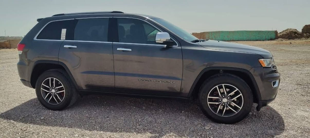 سلام عليكم
للبيع: جيب جراند شيروكي (Grand Cherokee Limited) موديل 2019
​المواصفات والتفاصيل:
​النوع والفئة: جيب جراند شيروكي - ليمتد (Limited).  
​الموديل: 2019.
​الرقم / التسجيل: رقم أربيل / شمالي (22 H) جاهز للتحويل.  
​اللون:  (نفطي)   
​نظام الدفع: دفع رباعي (4x4 Quick Order Package).  
​الحالة العامة: السيارة بنظافة ممتازة جداً وبحالة جيدة جداً كما موضح بالصور.  
​المواصفات الخارجية: جنوط ألمنيوم وكالة، كشافات، لمسات كروم على المقابض والمرايا، حساسات.  
​الشروط والصيانة:
​محرك وقير وشاسي بحالة ممتازة وجاهزة للفحص.  
​جاهزة للبيع المباشر والتحويل بدون أي معوقات.  
​السعر: [235 وبيها مجال ]
: [ الكيلومترات180 كم]
مكان المعاينة: [الانبار قضاء حديثه]
للتواصل والاستفسار: [‏‪***********

