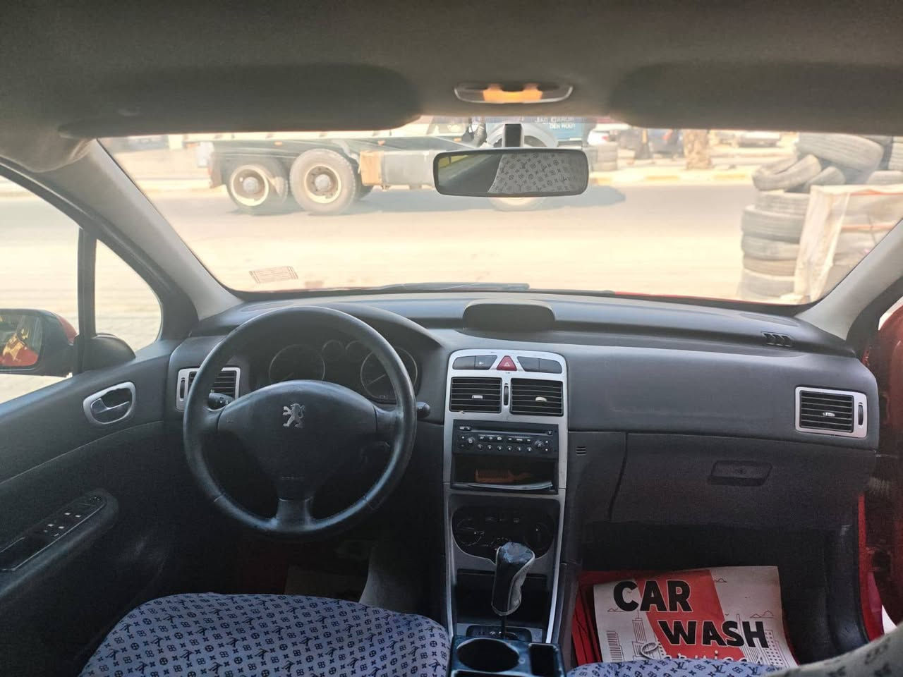 سلام عليكم سيارة بيجو فرنسي موديل 2005 مكفولة من ضربة وصبغ سيارة خير من الله من كلشي حتى تبريد ثلج بس الحدادية 60٪١٠٠ مكان سيارة النجف الااشرف تحويل ثاني  سعرها 45 ورقة وبيها مجال حك الجية رقم صاحب السيارة ***********
