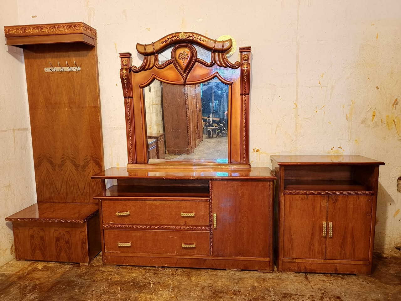 بسعر مناسب غرفة 5ابواب ملحق صاج داخل وخارج كاملة مستعملة ***********
