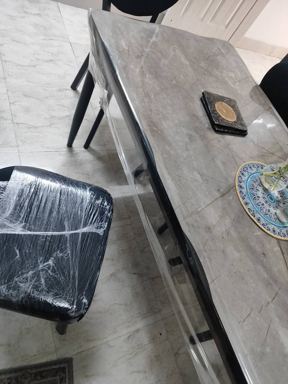 سلام عليكم.. ميز طعام للبيع
ميز 6 كراسي حجم كبير  جديد مستخدم شي قليل  نضيف مابي اي كسر  السعر 200 وبي مجال العنوان كركوك القادسيه الثانيه ***********
