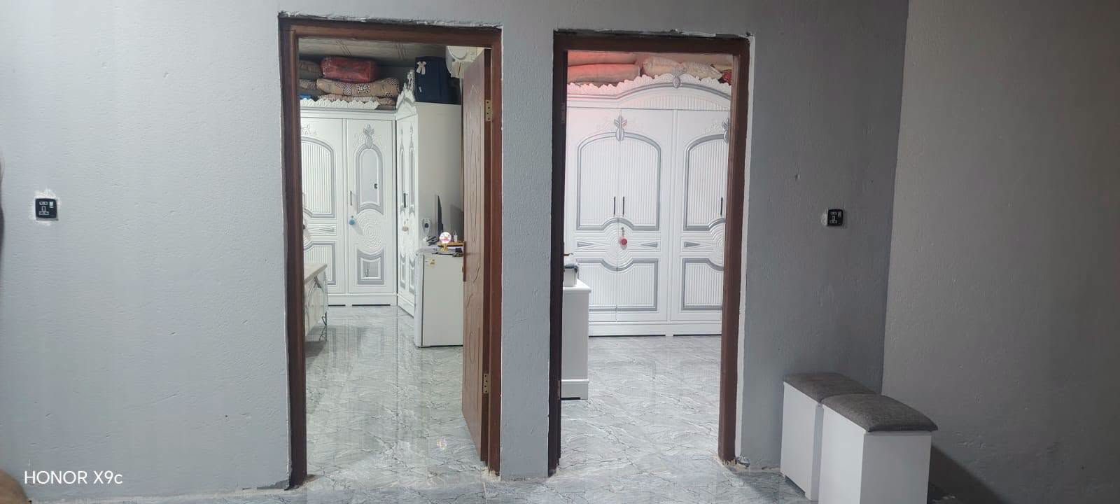 يا الله توكلنا على الله
للبيع بيت طابو اسهم  مساحه 200 متر

طابقين طابق الاول طابوك كونكريت 

طابق ثاني  فرمستون عكاده بنا حديث 

المكان العكر ال عجيل الحسينات  بدايه المنطقه    يبعد عن التبليط 500 متر  المجاري باب البيت

*********** السعر 100 وبي مجال لشراي

نص مكتوب في الصور:
- HONOR X9c