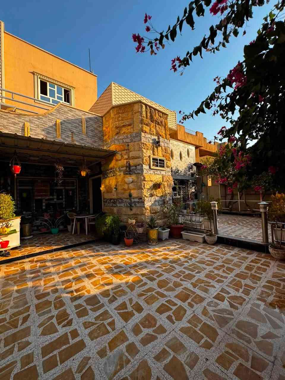 🏡 مكتب قصر الفخامة للعقارات والمقاولات

دار للبيع – حي البكر

📍 الموقع: حي البكر
📐 المساحة: 330 م²
📏 الواجهة: 15 م
🏠 البناء: طابق ونصف

مواصفات الدار:

* 4 غرف نوم
* هول
* غرفة استقبال
* غرفة طعام 
* مطبخ حار وبارد 
* صحيات عدد 2
* بيتونة 
* كراج

📄 نوع السند: طابو الزهور (مكاتبة مع الشرعي)

💰 للاستفسار عن السعر: الاتصال او مراسلة الواتساب 
📞 ***********
📞 ***********

📍 عنوان المكتب: حي النور، سايدين دانية ماركت، بعد ملعب كلاسيكو.

مكتب قصر الفخامة للعقارات والمقاولات
نسعد بخدمتكم والإجابة عن جميع استفساراتكم.
