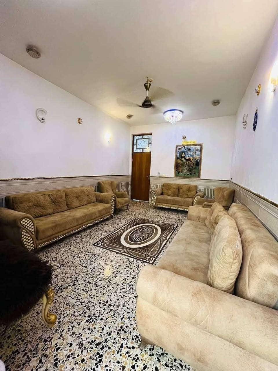 البيت  يحتوي على غرفة نوم وصاله ومطبخ وكلدور وصحيات داخلية وخارجية مساحة البيت (٢٤٠)متر

العنوان نادر الثانيه شارع الكبان قرب مولدة العيفار 
يبعد عن الشارع الرئيسي حله ديوانيه كيلو فقط 

كافة الخدمات موجود ماء كهرباء تبليط مولدة ذهبي خط انترنت ضوئي 

للاستفسار الاتصال على الرقم ***********
