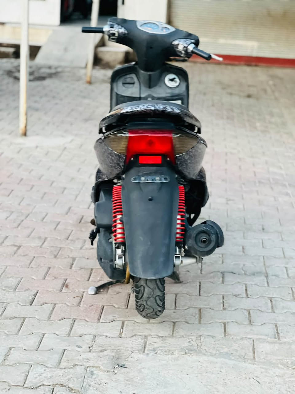 🛵 دراجة سكنس (Cygnus) - كسر كارتون حاوية 🛵
المواصفات والضمان:

 الحالة: حاوية بغداد / شرط ما ماشية بالعراق.  

 الضمان: كفالة عامة ، ولا برغي مفتوح بيها على البلاد. (إذا  برغي واحد مفتوح ترجعها مباشرة).  

 المحرك: شرط ما مفتوح أبداً.  

 الكهربائيات: شغال بالكامل (عداد السرعة، عداد البنزين، وكل النشرات شغالة 100%).  

 المظهر الخارجي: عليها  لزکات جمالية  هوە دراجە لەم بیلادی الأسود. (تجی  تشلع اللزکە؛ إذا بیهە أي شخط أو كسر لا تاخذها، الزکە للجمالية فقط).  

💰 السعر: مليون وألف دينار عراقي (\bm{1 ملیون} د.ع).  

📍 العنوان: كركوك - الشورجة - قرب مطعم حمة ناصر.

📞 للتواصل والاتصال: ***********  

تفضل زورنا ، وتحياتنا للجميع! 🌹

🔱🔱🔱🔱🔱🔱🔱🔱🔱🔱🔱🔱

🛵 ماتۆڕی سکنس (Cygnus) - کسر کارتۆن حاویە 🛵

تایبەتمەندی و گەرەنتی:

 بارودۆخ: حاویەی بەغدا / بەمەرج لە عێراق نەڕۆیشتووە.

 گەرەنتی: گەرەنتی گشتی، هیچ بڕغییەکی نەکراوەتەوە لەسەر بیلادی خۆی. (ئەگەر یەک بڕغی کرابێتەوە ڕاستەوخۆ دەتوانیت /بیگەڕێنیتەوە).

 ماتۆڕەکە (مەکینە): بەمەرج بە هیچ شێوەیەک نەکراوەتەوە.

 کارەباییات: بە تەواوی کاردەکات (ژمارەی خێرایی، پێوەری بەنزین، و سەرجەم گڵۆپەکان ۱۰۰٪ کاردەکەن).

 دیمەنی دەرەوە: لەزگە کراوە بۆ  جوانی لەسەر دروستکراوە، خۆی ماتۆڕەکە لەسەر بیلادی ڕەنگی ڕەشە. (دەتوانیت بێیت و  لێبکەیتەوە؛ ئەگەر هەر ڕووشانێک یان شکانێکی تێدا بوو مەیبە، لەزگەکە تەنها بۆ جوانییە).

💰 پێشنیاری نرخ: 1ملیۆنێک  هەزار دیناری عێراقی (۱ ملیۆن د.ع).

📍 ناونیشان: کەرکووک - شۆرجە - نزیک چێشتخانەی حەمە ناسر.

📞 بۆ پەیوەندیکردن: ***********

فەرموون سەردانمان بکەن،  لەخزمەتان داین ڕێزو سڵاو بۆ هەمووان! 🌹
