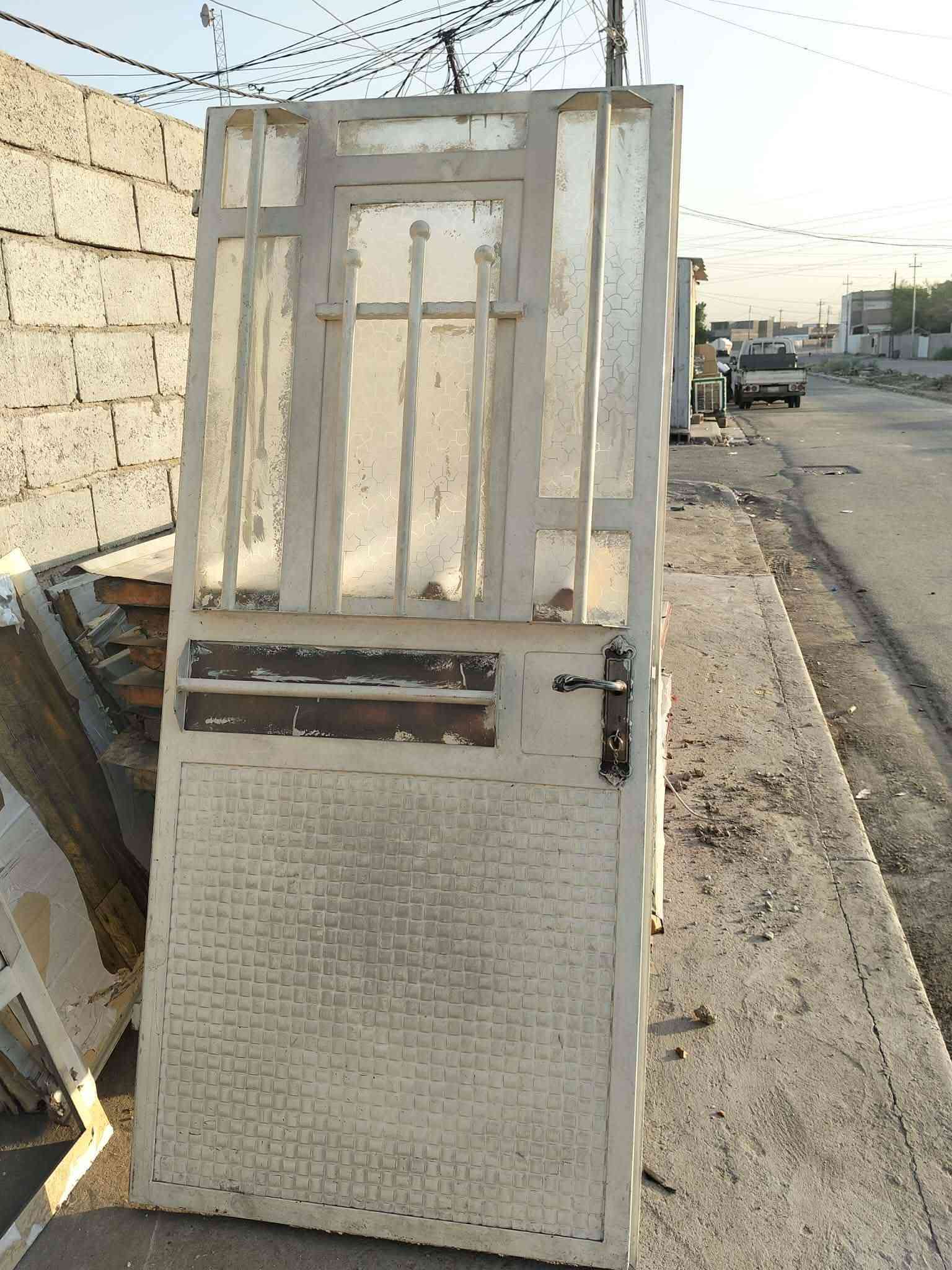 باب وشباك حديد ثقيل درجة اول تفصال
وباب بلاستك جديد  ***********
