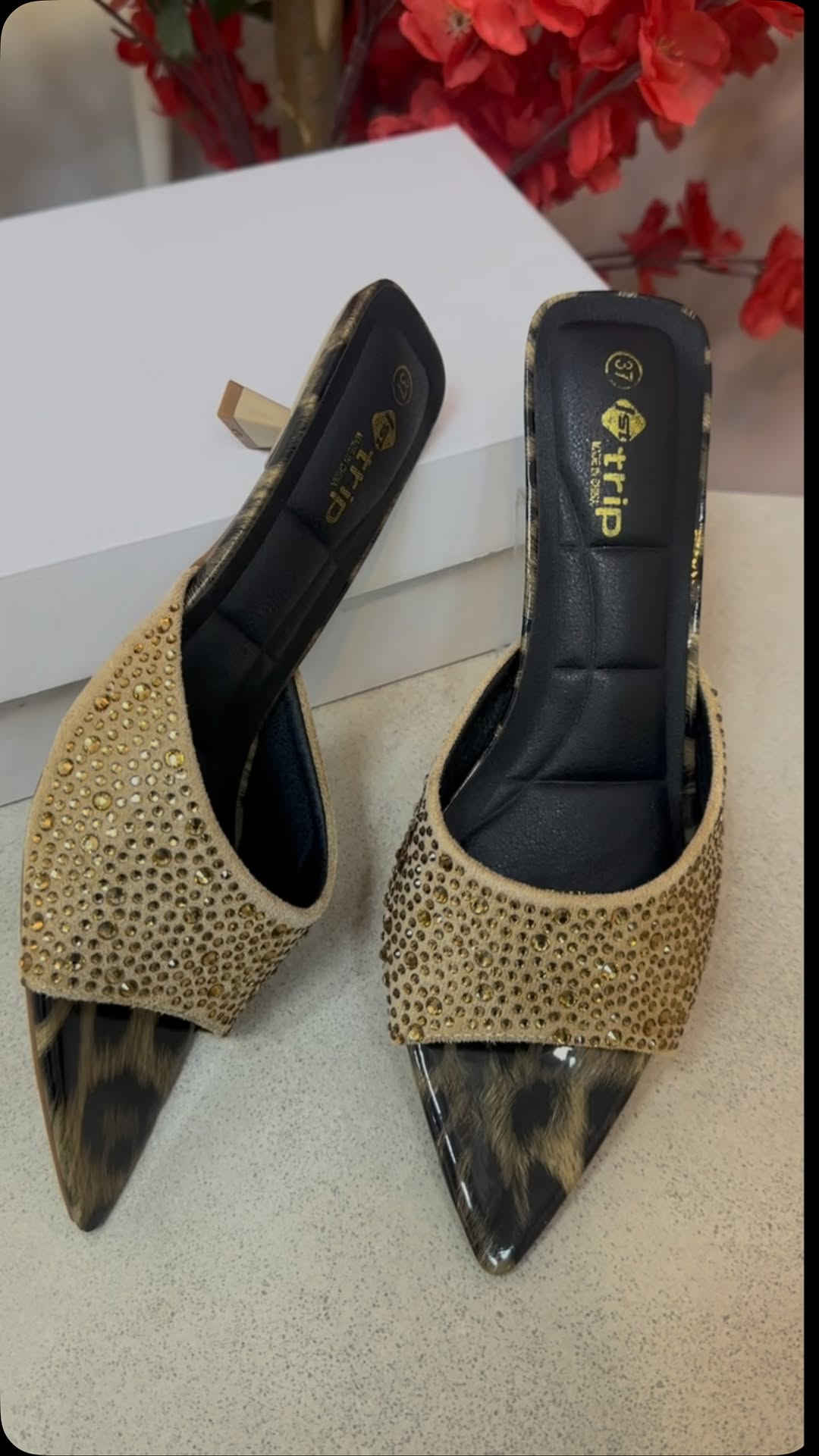 شاحطة كعب تخبل 😍👠
إذا تحبين الشياكة والنعومة بنفس الوقت، هاي القطعة إلج 🤍✨

كعبها يعطي اللوك لمسة أنيقة ومرتبة، وتناسب الطلعات والمناسبات وحتى اللوك اليومي 🌷

 القياسات: 37 | 38 | 39 | 40 | 41

لا تخلينها تفوتج 😍
اختاري قياسج وخلّي أناقتج تحچي عنج 🤍
