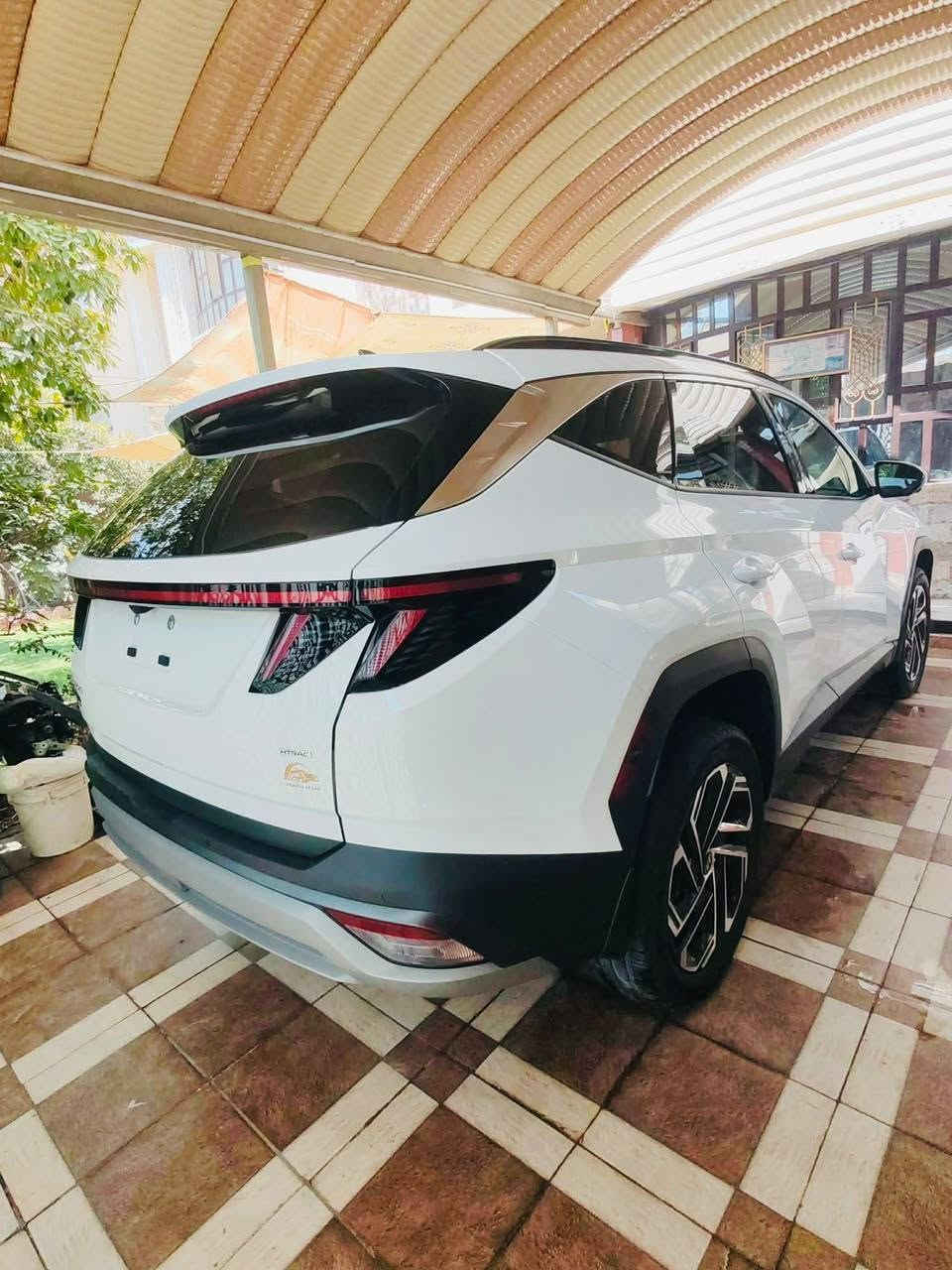 🚘 هيونداي توكسان Limited 2025
✨ المواصفات:

* 🔹 موديل 2025 — فئة Limited
* 🔹 محرك 2.5 لتر GDI / MPI
* 🔹 قوة 187 حصان
* 🔹 عزم 178 lb-ft
* 🔹 قير أوتوماتيك 8 سرعات
* 🔹 دفع أمامي FWD أو رباعي HTRAC AWD حسب النسخة
* 🔹 جنوط ألمنيوم 19 إنچ
* 🔹 فتحة سقف بانورامية ☀️
* 🔹 مقاعد جلد
* 🔹 مقاعد أمامية تبريد وتسخين
* 🔹 مقاعد كهربائية أمامية
* 🔹 ذاكرة لمقعد السائق والمرايا
* 🔹 تدفئة للمقاعد الخلفية
* 🔹 شاشة وسطية 12.3 إنچ
* 🔹 شاشة عدادات رقمية 12.3 إنچ
* 🔹 ملاحة Navigation
* 🔹 نظام صوت BOSE Premium
* 🔹 Apple CarPlay & Android Auto لاسلكي
* 🔹 شحن لاسلكي للموبايل
* 🔹 كاميرات 360° Surround View
* 🔹 حساسات أمامية وخلفية
* 🔹 مثبت سرعة متكيف
* 🔹 نظام تحذير ومساعدة تفادي الاصطدام
* 🔹 مراقبة النقطة العمياء
* 🔹 مساعد البقاء على المسار
* 🔹 مساعد الركن الذكي Remote Smart Parking Assist
* 🔹 باب خلفي كهربائي يفتح تلقائياً
* 🔹 مفتاح ذكي + تشغيل بصمة/زر
* 🔹 Head-Up Display (HUD)
* 🔹 إضاءة LED
* 🔹 مرايا كهربائية ومدفأة
* 🔹 أنظمة قيادة: Normal / Sport / My Drive / Snow للـ AWD
بدون لوحات تترقم جميع المحافظات
مكانها بالحله
ضررها بنيد وخشم الجاملغ الامامي
***********
