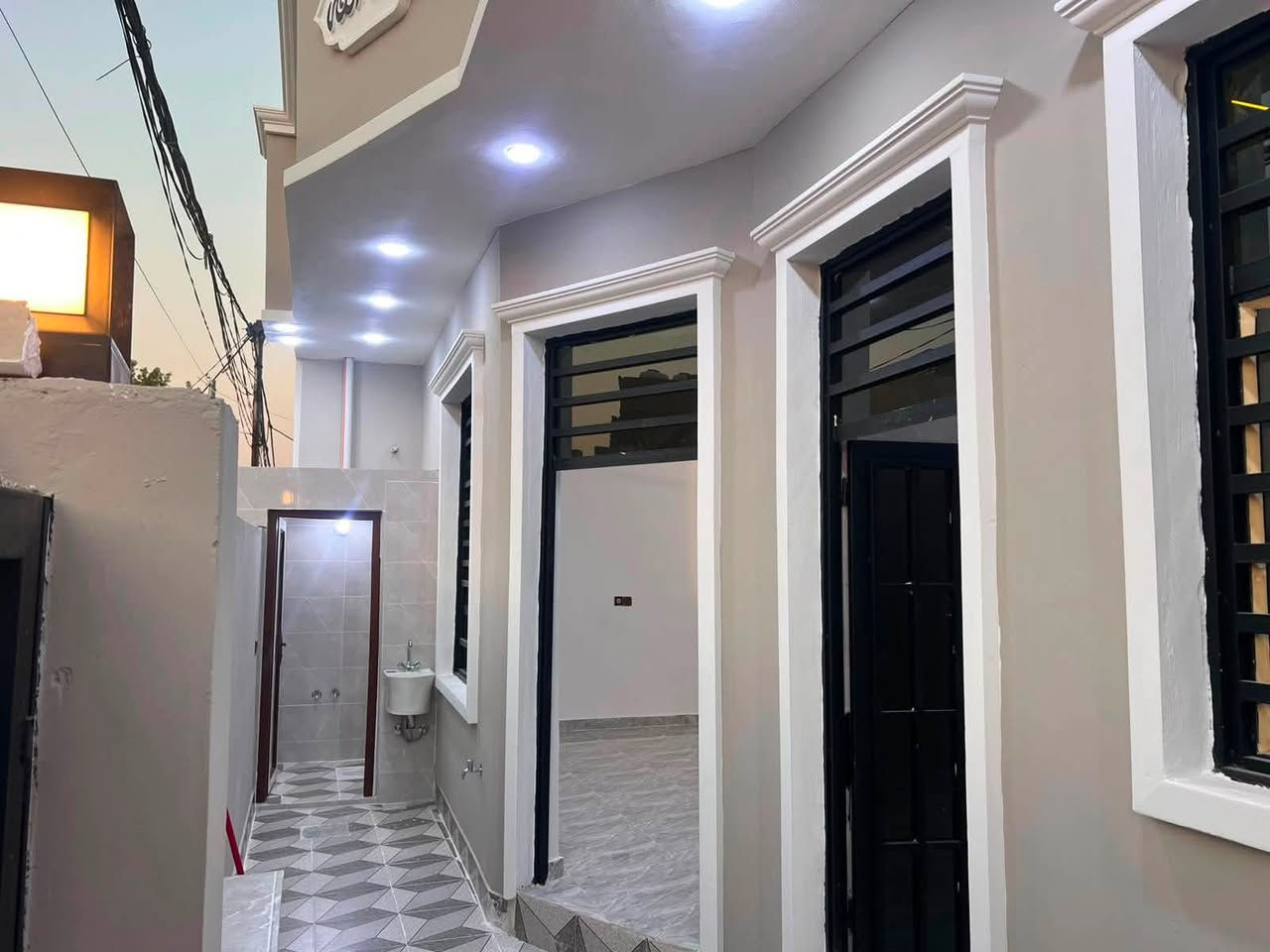 بعد توكّل على الله
دار للبيع المساحه 100متر مربع

10*10 بصف الركن

طابو زراعي سند 25 

#خدمات  ماء وكهرباء ومجاري تبليط وكيبل ضوئي 

استقبال ومطبخ وغرفة نوم

وصاله ومجمع صحيات كامل

وبيتونه كبير مع حمام

التحرير الحولي  الزراعي محمد ليلئ

***********
