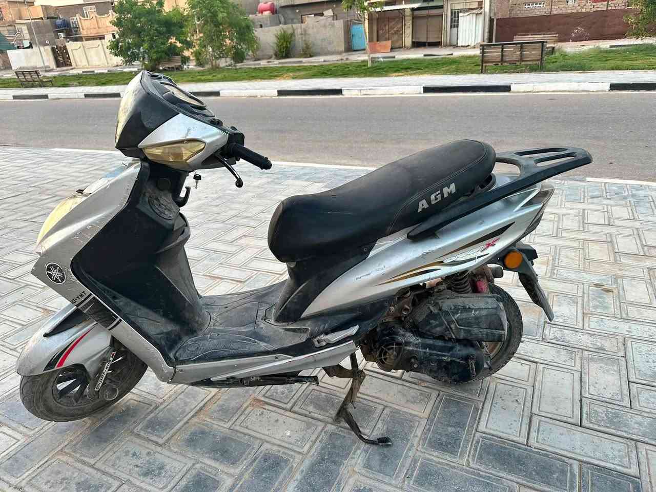 السلام عليكم دراجه سكنس صيني للبيع نقصه بس برغي مال صالنه غيره ما بيه اي نقص السعر 175 الف وبيه مجال  عنواني كربلاء الحسينية للتواصل ***********
