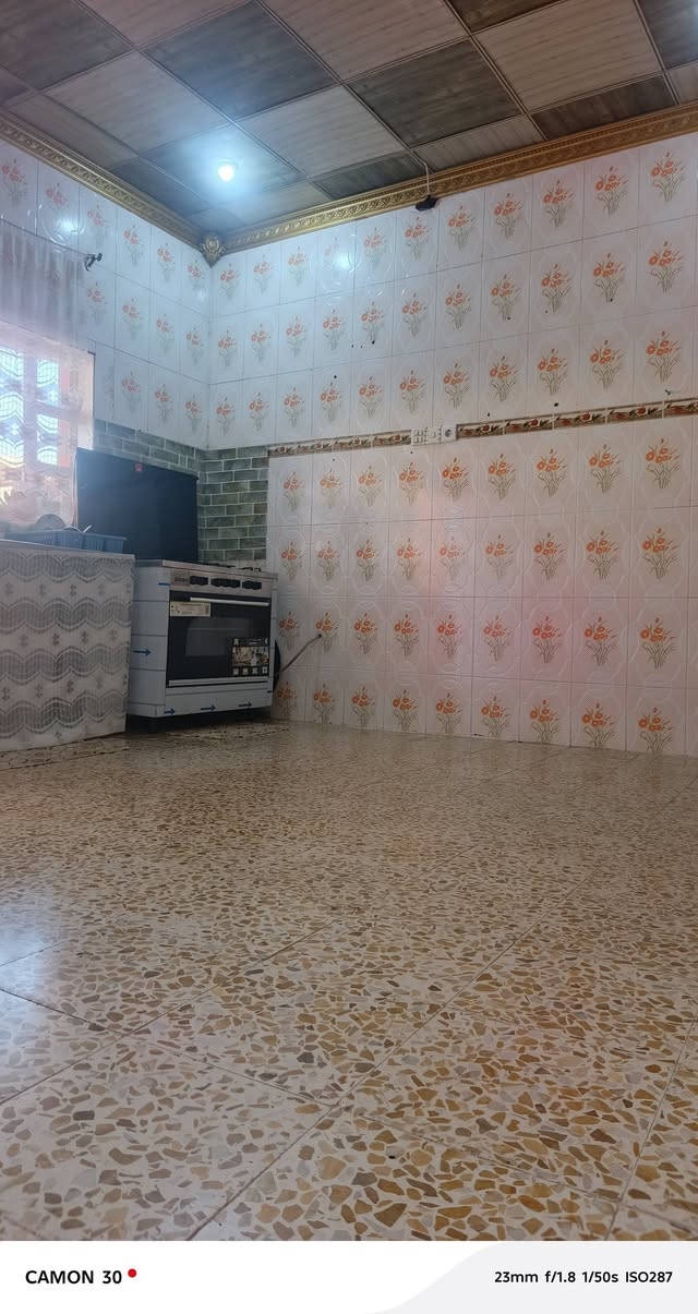 السلام عليكم،، مكلف بالنشر بيت للبيع العيثات مساحه 500متر بيت حديث يتكون البيت من استقبال وغرف نوم عدد 2زائد هول زائد هول مجمع ومطبخ زائدبيتونه وغرفه نوم طابق ثاني  ارضيه كاشي وسقف ثانوي المطبخ سيراميك السطح استايگر، مبايل ***********

