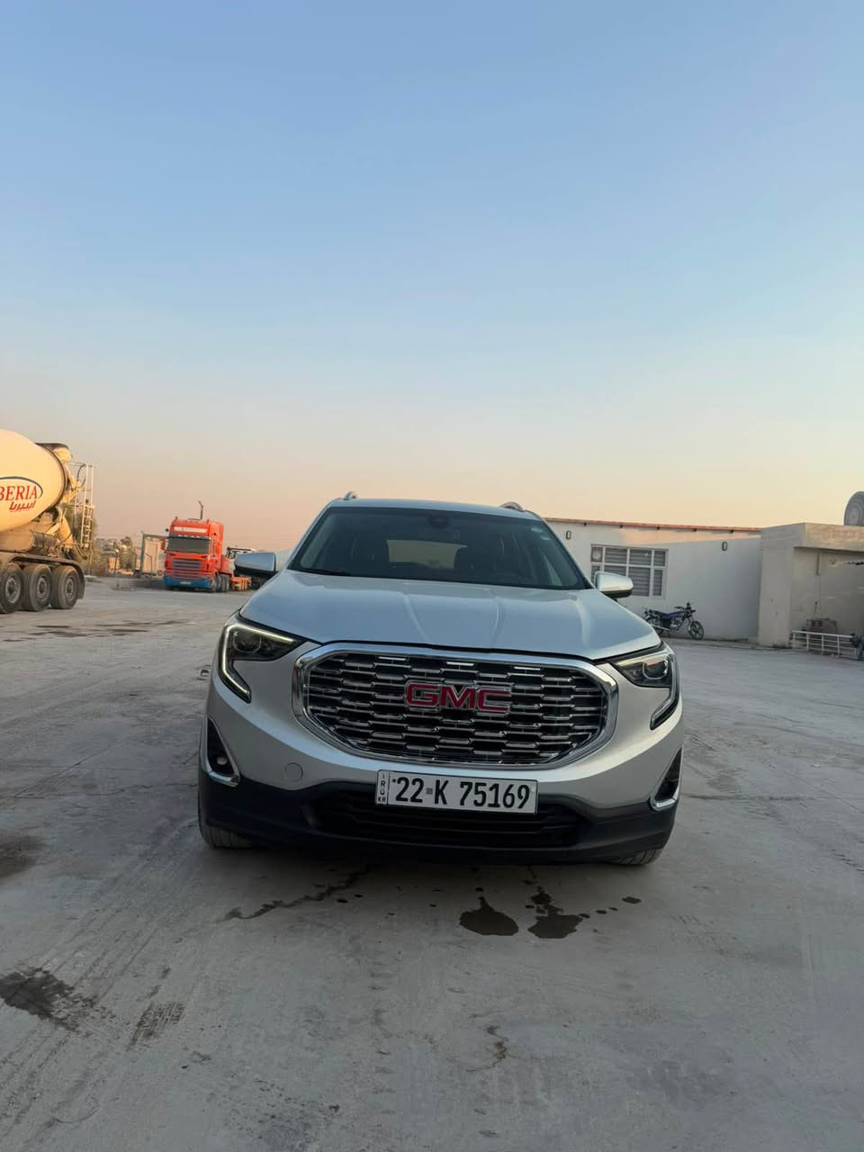 GMC terrain 2021 SLT
سەیارەکە بۆنید و چاملغی سبوغە دیوی چاملغی لای سەکنی تۆزەک ژورەوەی گرتووە بەس شاصی بە شەرتە نەیگرتووە سەیارەکە فولل ماصفاتە دەبل ئەکسلە ٦ دوگمەیە کوشین جلد و کارەباییە سارد و خەزینیشە 
خەتی جادە و تحدی سرعە و بەردی گزۆز و راداری هەموو بە شەرتە
گێر و مەکینە و کارەبایاتی بە شەرتە
سحری ١٢٧ وەرەقە و مەجال
هەزە و سەنەوی ژینگە و رێگاو بانی نوێیە 
تحویل و غەرامەش بە شەرت بە ناوی خۆمانە
*********** أربيل, العراق
