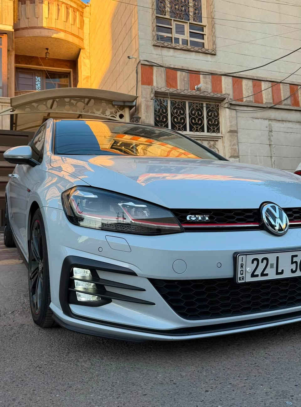السلام عليكم للبيع 
كولف GTI  2018(وارد خليجي معرض صباح نعمان) ماشية 42 الف كيلو كلها على ايدي 
عليها تزويد وبرمجة stage 2 🚀 وغراض تزويدها cts و xforce 
(Full exhaust system,downpipe,air intake,intercooler)
السيارة لون white silver مميز مغلفة بأفلام الحماية PPF
ومكفولة من الضرر والصبغ  بيها ملاحظة بسيطة اباب السايق  موضحة بالصور وعلى وضعها 
-مواصفاتها جتي اعلى مواصفات بال GTI 
 -سستم سماعات وسبوفر من dynosound
-المقاعد الأمامية تدفئة وكرسي السايق بي خزن ميموري
‏-Autohold,Autostop  
-عدادات ديجتال و شاشة  8 inch   
-كاميرا خلفية قلابة وحساسات امامية خلفية 
-ويل 18 بلادي 
-انارة داخلية  
-بانوراما 
-الانارة الخارجية فل LED 
-تبريد قطعتين
وبعد كومة مواصفات معروفة بالألماني السيارة من النوادر بالنظافة والمواصفات والصرف وعلى ايدي صيانتها ومشيها وحتى تزويدها  مكلفتني ضعف السعر المعروضة بي والسوك كلشي بي 
السعر:20,500$ وبي مجال بسيط 
مكان السيارة بغداد كرادة  رقمي ***********
