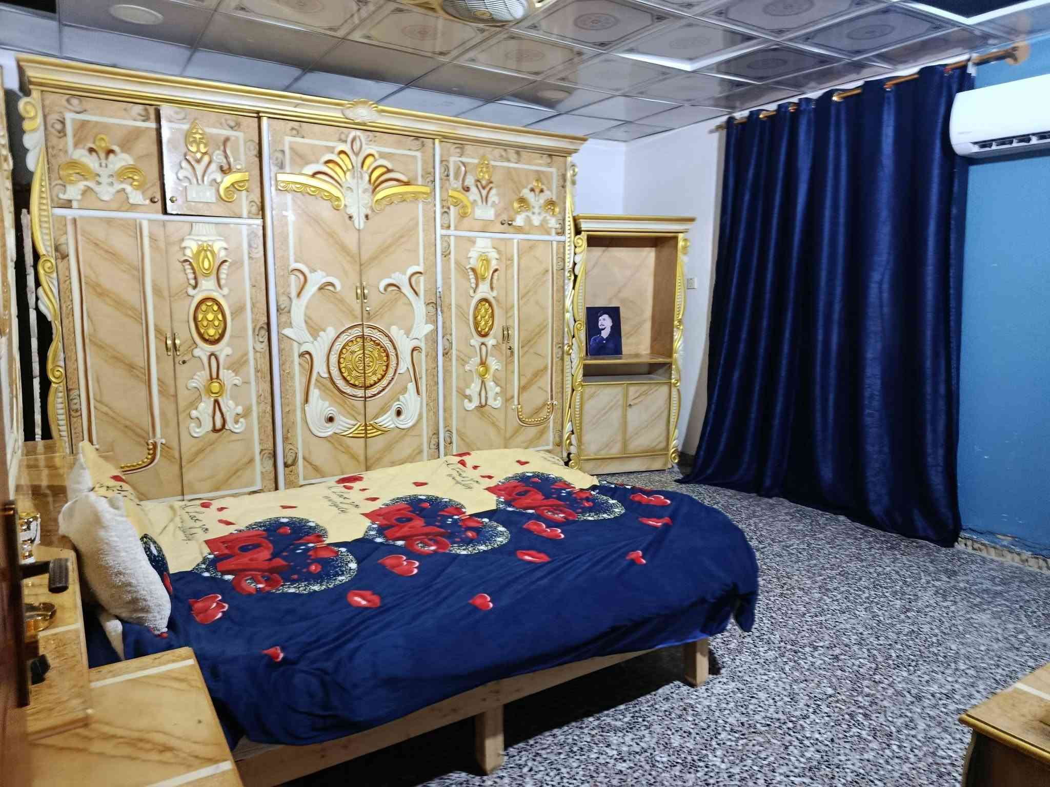 اسلامو عليكم بيت مساحته125الستكشافات بشارع الميه بيت طابقين الول غرفتين وصاله وحمام داخلي وخارجي اطابق اثاني غرفتين وصاله بس اسكف سندويش مال اطابق اثاني السعر70مليون وبي مجال رقم فقط واتساب***********
