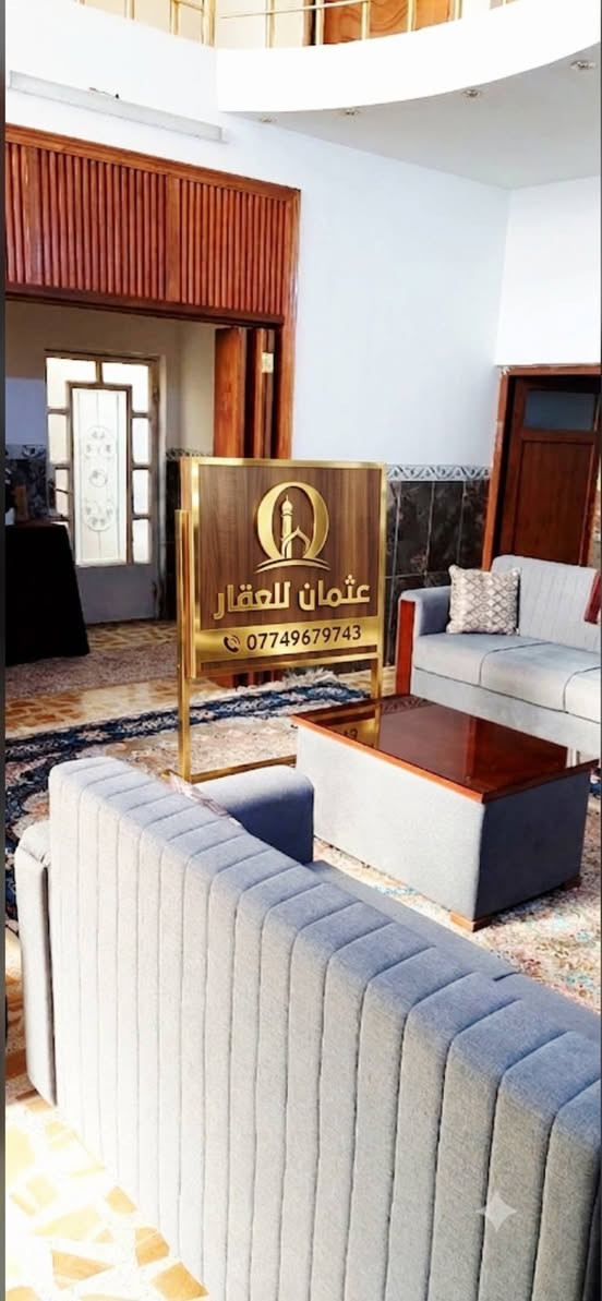 دار للبيع حي الجامعه 
المساحه300م
5غرف _كراج واسع 
حديقه واسعه 
للاستفسار .زورونا للمكتب
***********_***********

