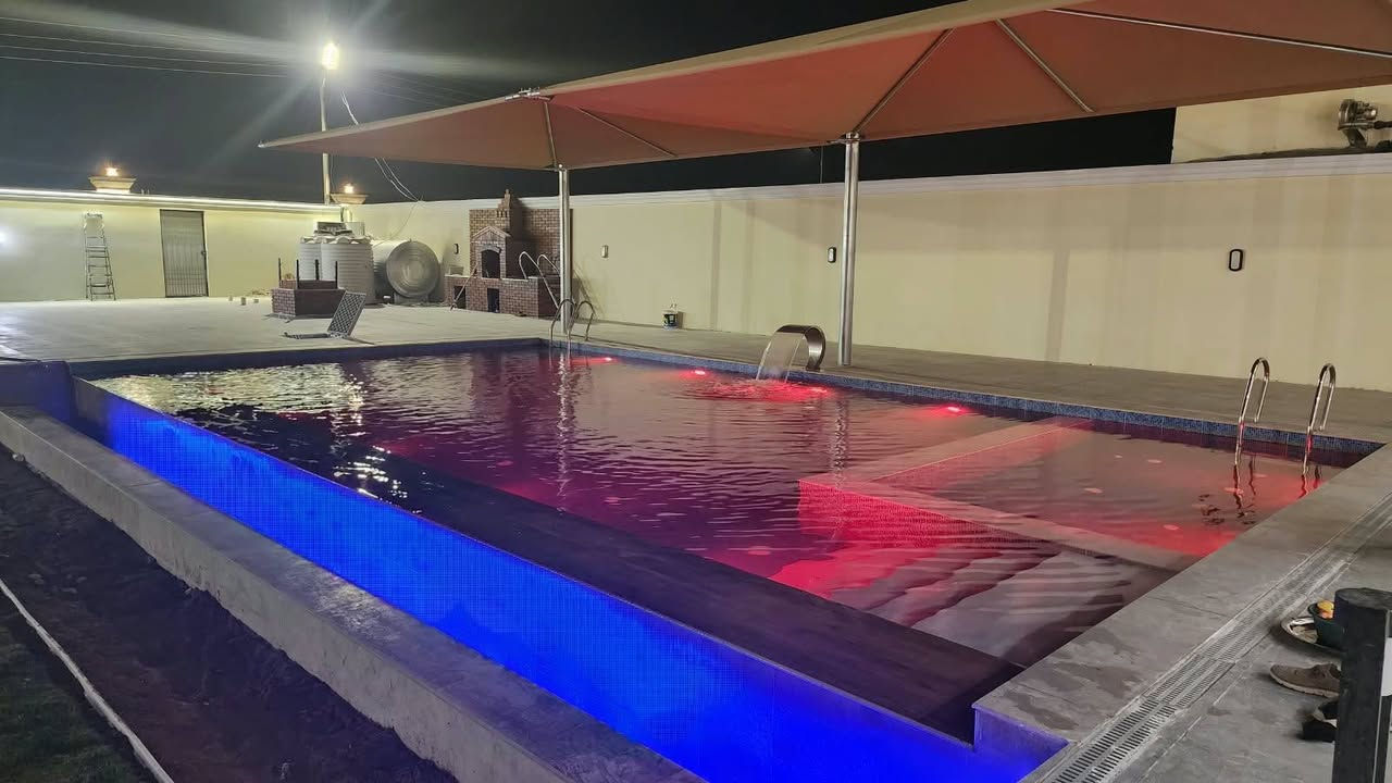 للبيع مساحة دونم صافي بحدود ٢٠٠٠ متر واجهة مرمر
غرفتين نوم . مطبخ . خدمات داخلية وخارجية وصالة كبيرة ومسبح ٦ × ١٢ مع مسبح اطفال . وحديقة بحدود ٧٥٠ متر . كامرات وحاكية خارجية . نظام سماعات صوتي داخلية وخارجية . نافورة . بير ماء للسقي ونظام مرشات للحديقة . كهرباء وطنية . مولدة ٣٠ كي في مع خط مولدة شارع . العاب فيشة وطاولة.

السعر ٨٥٠ مليون وبي مجال الستفسار علا الرقم *********** متاح وتساب ابو يوسف
