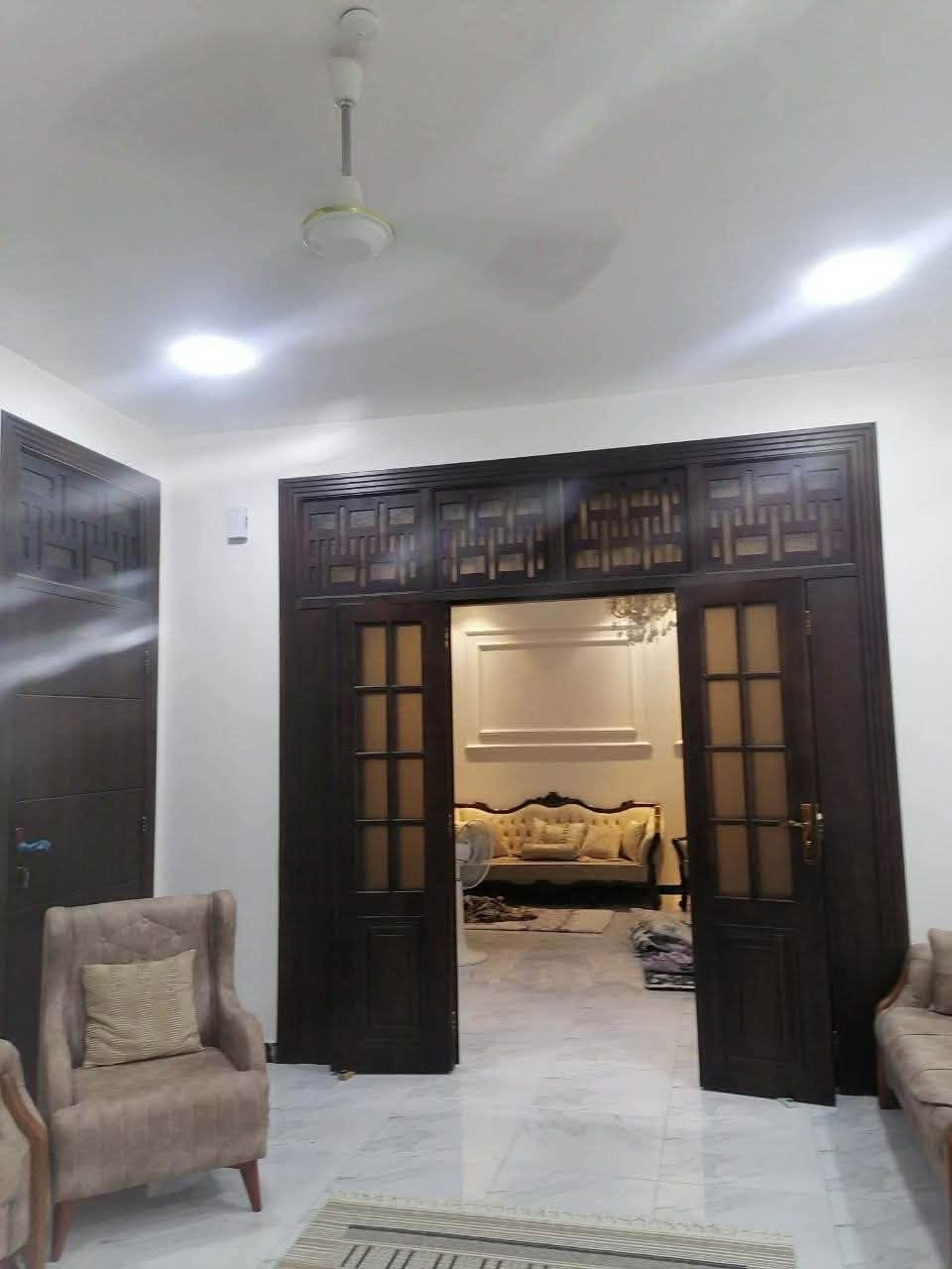 🏡 للبيع – بيت قرب كورنيش الحلة / حي الصحة
📍 الموقع:  – حي الصحة
قريب على الكورنيش، قرب حسينية حيدر جليل الربيعي – جهة باب الحسين

يبعد عن الشارع الرئيسي حوالي 100 متر
📐 المساحة: 200 متر
📄 السند: طابو زراعي 

🏗️ البناء: جديد 2024
🚰 مشمول بالمجاري
📏 الواجهة: 15.5 متر
🔹 تفاصيل البيت:
▫️ الطابق الأرضي:
غرفتان
صالة
هول
مطبخ
مجمع صحيات
صحيات خارجية
▫️ الطابق الثاني:
4 غرف نوم
هول
مجمع صحيات
✨ مميزات إضافية:
أبواب خشب درجة أولى
شبابيك ألمنيوم
تشطيب مرتب وحديث
يرهم مراوس  بالجزائر. البكرلي 
📞 للاستفسار:

*********** 

#الحلة #عقارات_الحلة #بيت_للبيع #كورنيش_الحلة #حي_الصحة #عقار #بيوت_العراق #عقارات_بابل #طابو_زراعي #بيت_حديث #استثمار
