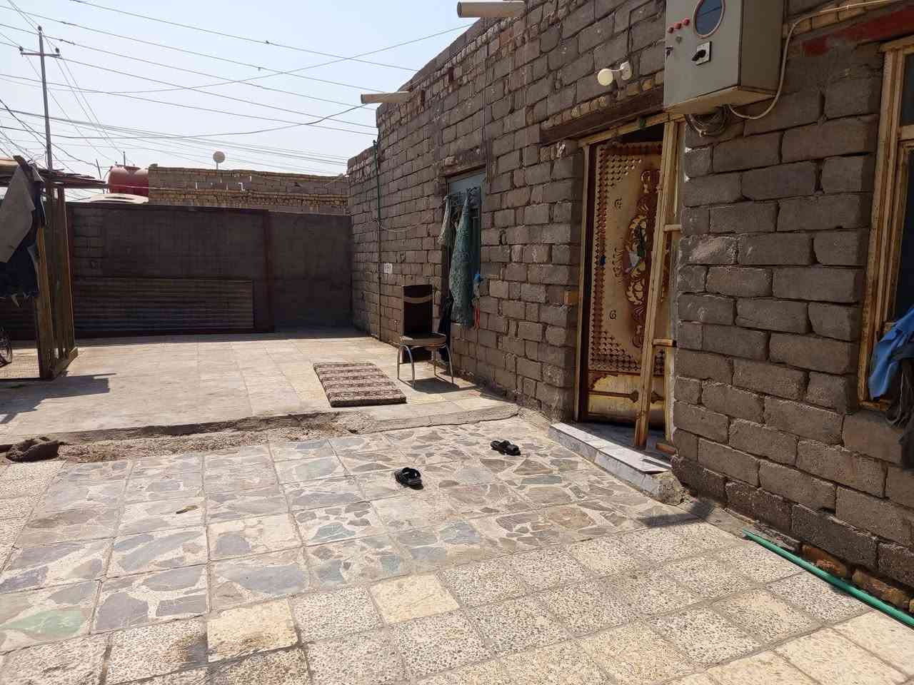 بيت للبيع مساحته250 في الناصريه صوب الشاميه المنصوريه بلسايدين تجاوز ع الشارع سعر خاص و الاستفسار واتساب او ع هاذه رقم ..***********
