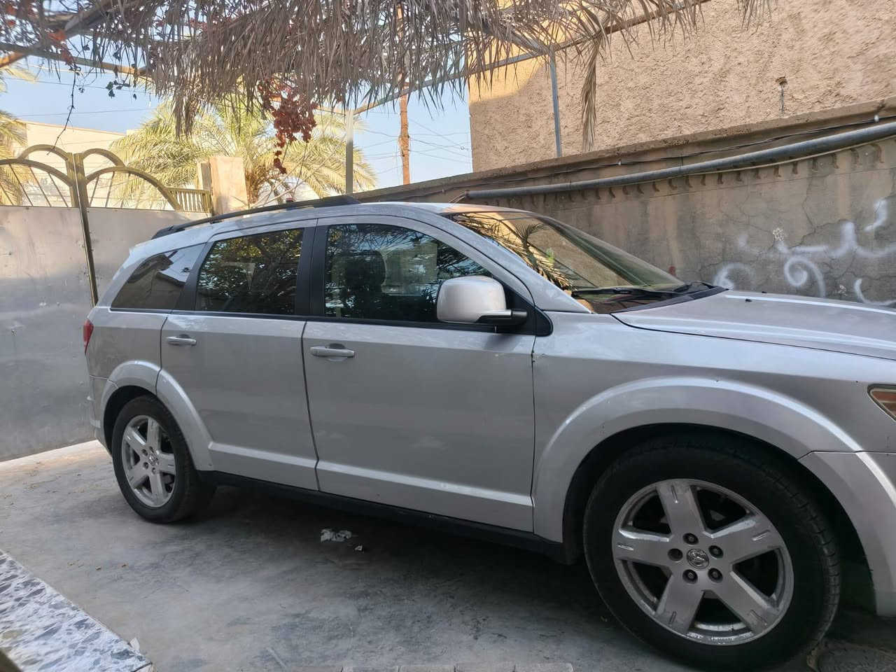 السلام عليكم دوج جورني 2010 محرك 6سلندر 3500 بيها صبغ باب السايق والجاملغ الايمن تبريد شغال ثلج سنتر لوك وكهربائيات شغاله صدر جديد مكينه وكير كفاله السعر 95$ وبيها مجال للاتصال *********** مكاني الأنبار رمادي
