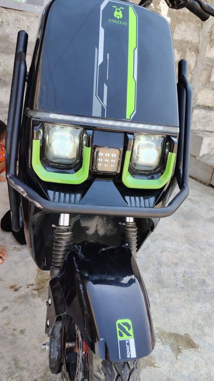 السلام عليكم 
🛵 للبيع: موطورشحن(دراجة كهربائية) حديثة بتصميم رياضي مميز 🛵
المواصفات والخيارات:
 * الماركة/النوع: USKEEZE بتصميم عصري وألوان مميزة (أسود مع لمسات أخضر فسفوري).
 * الشاشة: شاشة رقمية (LCD) تعرض السرعة ومستوى البطارية.
 * الإضاءة: مصابيح أمامية وخلفية LED حديثة وقوية.
 * التخزين: متوفر مع صندوق خلفي إضافي (صندوق امتعة) بالإضافة لمساحة تخزين تحت المقعد.
 * الحماية والسلامة: هيكل حماية جانبي (دعامات مصدات) لزيادة الأمان.
 * الحالة: بحالة ممتازة ونظيفة جداً كما هو موضح في الصور.
📍 المكان: (اسديرة سفلى)
💰 السعر المطلوب: (850)بي مجال 
📞 للتواصل والفسار: (***********)
ملاحضه نقد
