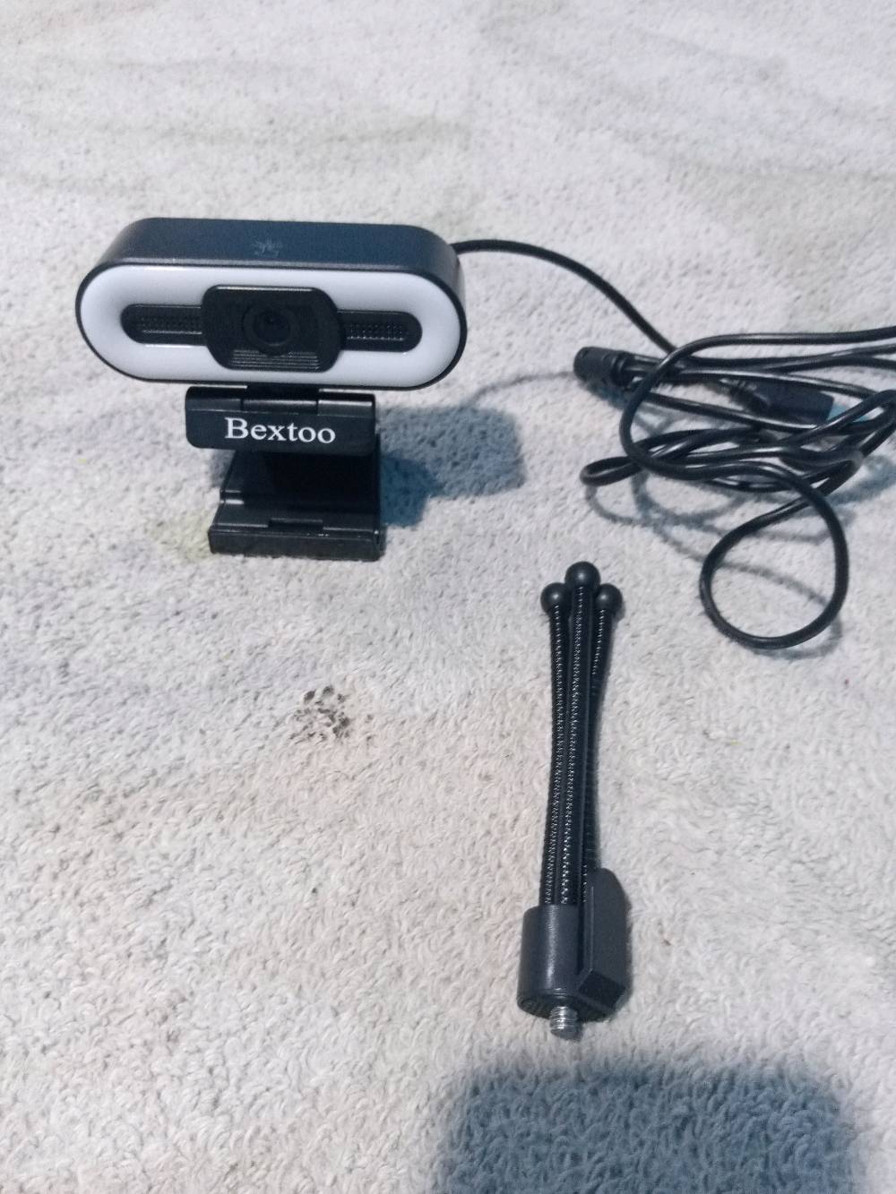 Bextoo 1080P Full HD Webcam
 اسم الكاميرا: Bextoo Webcam 1080P HD
 الموديل: B08V564M4Y
 الحالة: مستعملة، نظيفة وتشتغل 100% بدون أي مشكلة 
 الكاميرا
• دقة Full HD 1080P – 1920×1080
• تصوير لحد 30FPS
• Autofocus – فوكس تلقائي
• عدسة زجاجية
• مناسبة للمكالمات والاجتماعات والبث والدروس أونلاين.
 Ring Light
• إضاءة Ring Light مدمجة بالكاميرا
• 3 أوضاع إضاءة
• أبيض / طبيعي / دافئ
• إمكانية التحكم بسطوع الإضاءة.
 Microphone
• مايكروفون مدمج بالكاميرا
• مناسب للمكالمات والاجتماعات والدروس والتسجيل.
 كابل USB
• كابل USB مدمج بالكاميرا
• توصيل مباشر بالكمبيوتر أو اللابتوب
• Plug & Play بدون الحاجة لتعريفات خاصة.
 قاعدة التثبيت
• قاعدة مدمجة لتثبيت الكاميرا على شاشة الكمبيوتر أو اللابتوب
• قابلة للتعديل حسب وضع الشاشة.
 فتحة Tripod
• تحتوي القاعدة على فتحة قياسية لتركيب Tripod.
 التوافق
• Windows
• Mac
• Linux
• تعمل مع برامج مثل Zoom وDiscord وOBS وSkype وغيرها.
 مميزات إضافية
 Autofocus
 Full HD 1080P
 Ring Light مدمجة
 3 أوضاع إضاءة
 Microphone مدمج
 USB Plug & Play
 مناسبة للكمبيوتر واللابتوب
 تجربة الكاميرا متاحة قبل الشراء

 السعر: 35,000 بيها مجال قليل
حبيبي منوّين؟ يعني إنت بأي مدينة/منطقة حتى المشتري يعرف مكان الاستلام أو التوصيل؟: 
البصرة ـ أبي الخصيب 
الويب كام وياها كل الملحقات الأصلية لو بس الجهاز والستاند والكيبل؟ توجد علبة أو فاتورة بعد؟: 
فقط المعروض 
سبب البيع شنو؟ وهل بيها أي خدشات بسيطة أو مشاكل بالكيبل/المايك لو كلها تمام؟: 
كله تمام 
السعر 35 ألف ثابت لو بيه مجال للمساومة؟: 
بي مجال قليل 