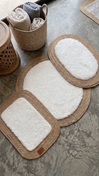 اللمسة اللي تنقص بيتكِ لحتى يكمل جماله! 🌿🤍 طقم دواسات الخيش مع الفرو ا...