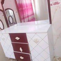 ميز تواليت • أبيض وعنابي • البصرة