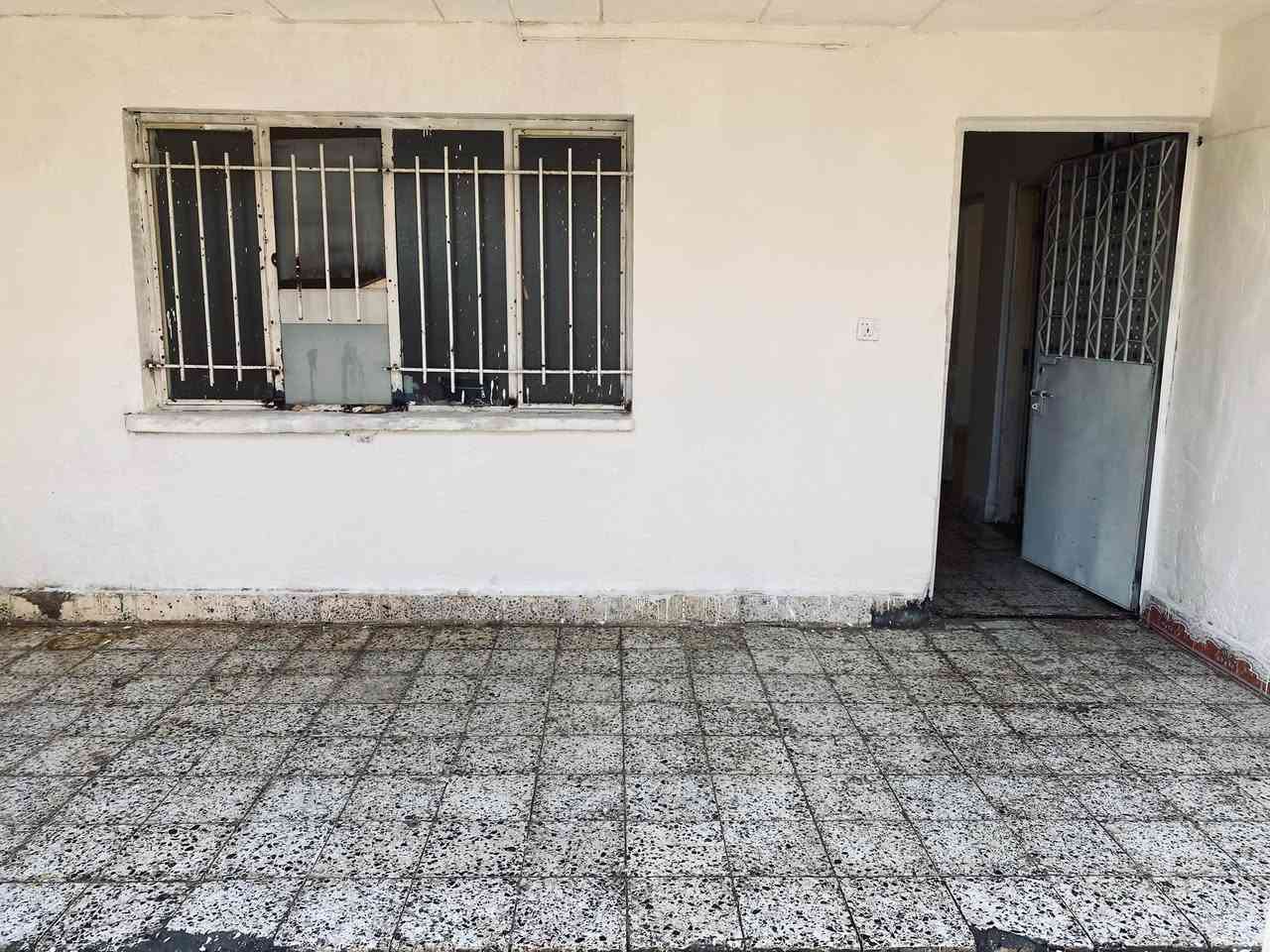 🏠 للبيع دار سكنية في الرمادي 

🔹 الموقع: الأنبار – الرمادي – الخمسة كيلو – حي السكك
🔹 مساحة الدار: 300 م² واقع حال 360 م² 
🔹 مساحة البناء: 150 م² تقريبًا
🔹 عدد غرف النوم: 3
🔹 عدد الحمامات: 1
🔹 الطوابق: طابق واحد + بيتونة
🔹 كراج: يتسع لسيارة واحدة 🚗
🔹 عرض الشارع: 10 متر
⭐ مميزات العقار:
🌳 حديقة أمامية وجانبية
🌴 أشجار نخيل ومساحات خضراء
🏡 سطح وبيتونة
🌿 الدار مقابل حديقة عامة كبيرة
📍 قريب من الشارع الرئيسي
💧 ماء متوفر
⚡ كهرباء متوفرة
🚰 مجاري متوفرة
💰 السعر: 100 مليون دينار عراقي قابل للتفاوض

📞 للاستفسار والتواصل: ***********

