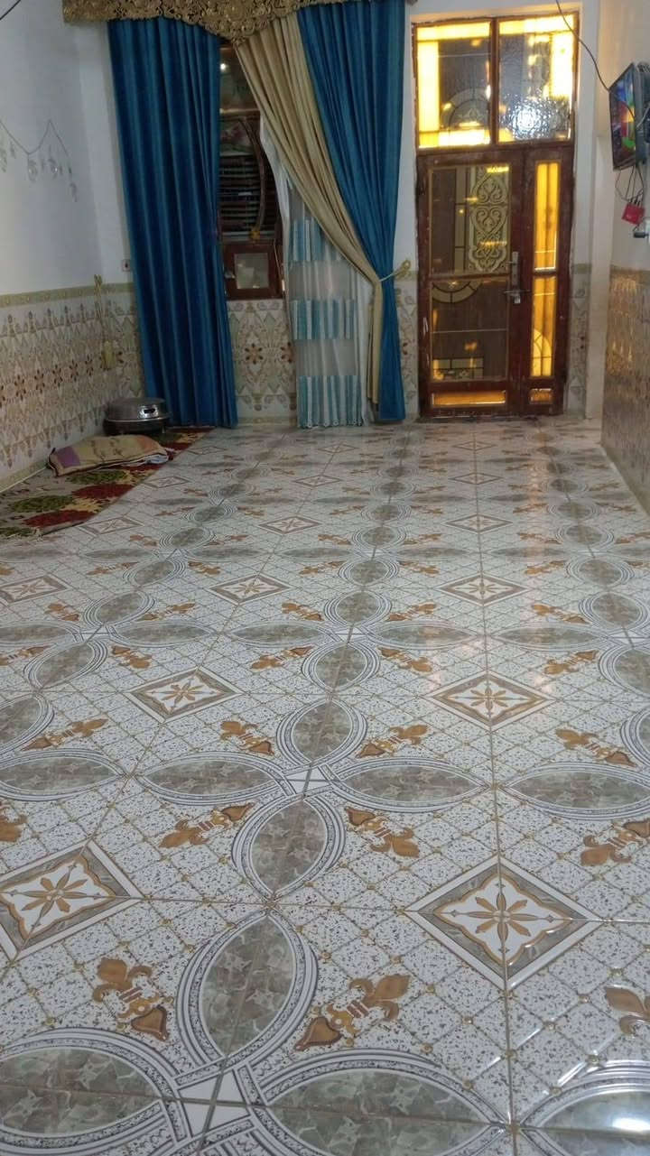 السلام عليكم بيت زراعي للبيع مساحه ٢٥٠م يتكون من غرفتين وصاله ومطبخ واستقبال وديوانيه بيت بناء جديد طابوك وسقف صب كونكريت الموقع حي الحسين قبل لاتوصل ملعب توني سند ٢٥ قريب على الشارع التبليط للاتصال ***********
