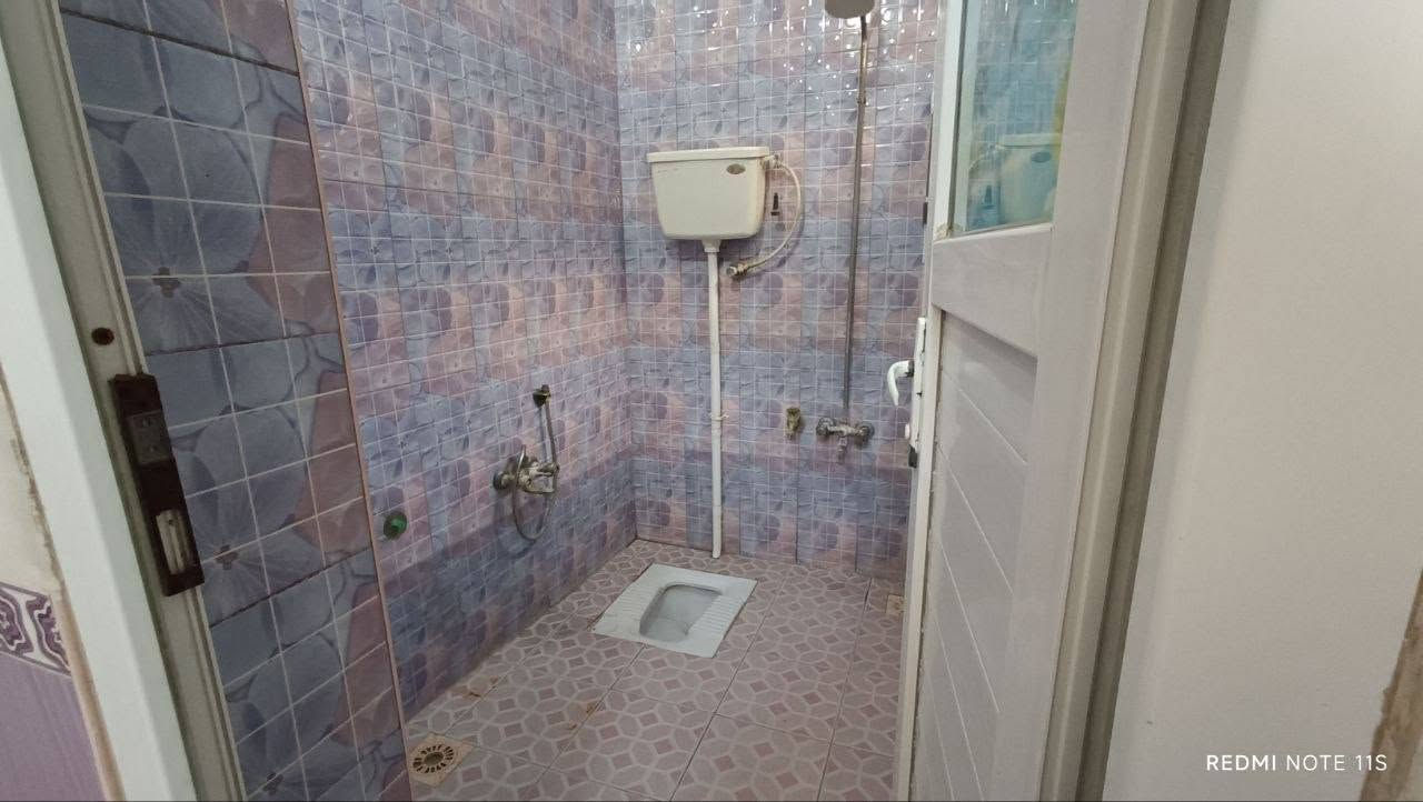 بسم الله الرحمن الرحيم
#بيت_للبيع 

العنوان📍 البراكية شارع علكم قرب مدارس آيات الرحمن 
طابو زراعي بي مكاتبة مع مالك الارض مع صورة لسند الارض
المساحة 125م واجهة 8.35 نزال 15 غرفة و استقبال ومطبخ وصالة  مفتوحة على البيتونه كبيرة تحتوي على مخزن و حمام داخلي و خارجي أيضاً و مكشوفة 
💸السعر 43 مع المجال .
التواصل مع  الرقم ***********

نص مكتوب في الصور:
- REDMI NOTE 11S