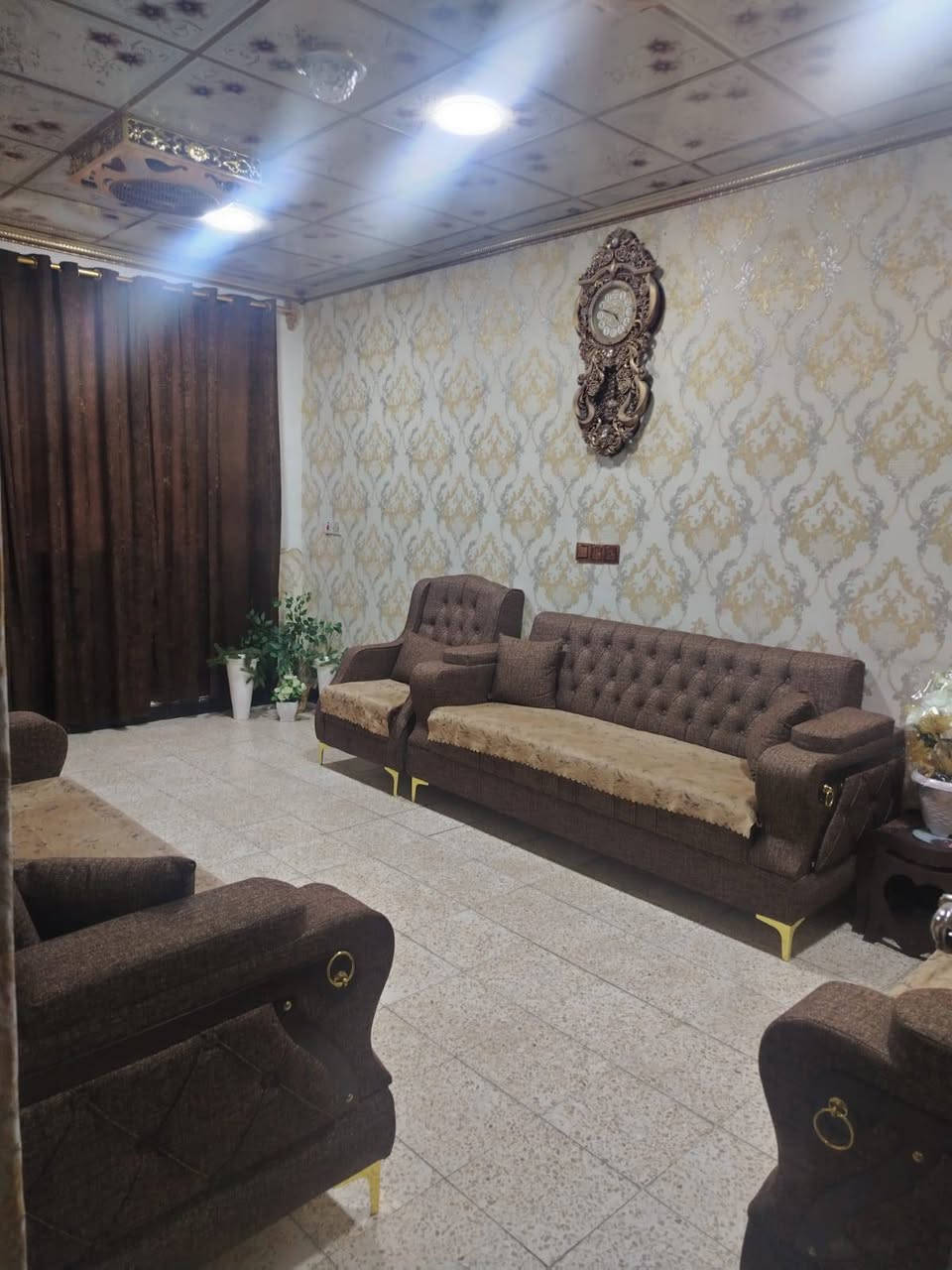 بسم الله الرحمن الرحيم
للبيع بيت  حي المصطفئ  كليه التربيه الاساسيه ميه متر زراعي سند25 طابو مسجل باسمي في الطابو سنه ٢٠١٥ يتكون من هول و استقبال وصاله وغرفه نوم وصحيات + الطابق الثاني غرفتين نوم ومخزن وصحيات وسطح السعرر ١٢٥  .
للتواصل على الرقم *********** ~
~
