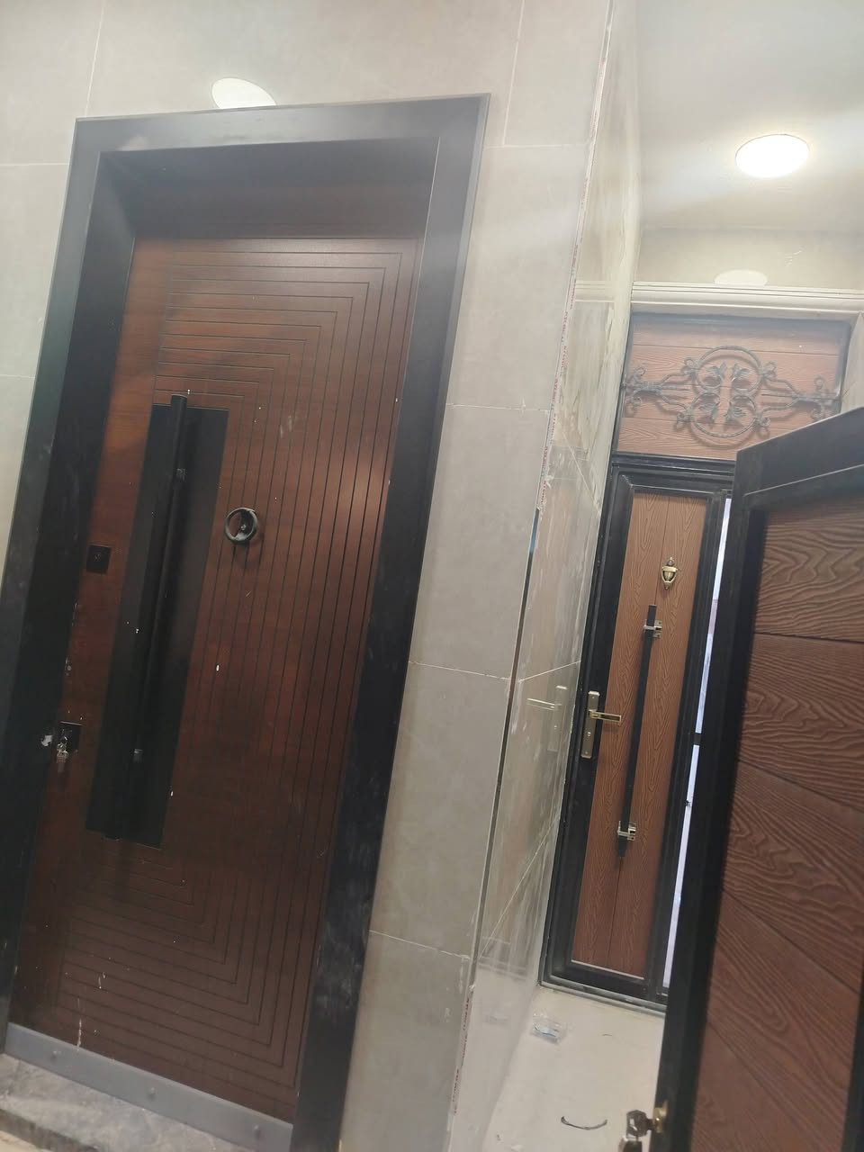 دار للبيع المساحة 100 باقي بس واحد زيرو غير مسكون  متر الواجهة 5 نزال 20 موقع الدار البياع بضهر البيع المباشر المربع الذهبي الاتصال ***********

