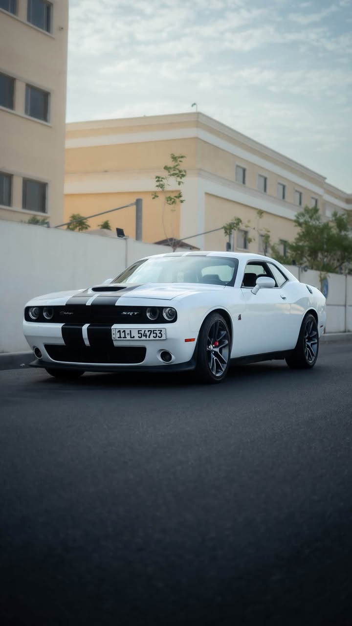 للبيع: دودج تشالنجر
Dodge Challenger SRT Scatpack 2022 🇺🇸
🚘 استيراد شخصي من أمريكا | رقم الشاصي: 2C3CDZFJXNH247197
📍 الموقع: بغداد – زيونة 
📞 للتواصل: *********** 
| استيراد شخصي 🇺🇸

🔢 رقم الشاصي: 2C3CDZFJXNH247197

⸻

✅ المواصفات العامة:
• محرك 6.4L V8 HEMI – 485 حصان
• كير أوتوماتيك 8 نمر
• دفع خلفي RWD
• ماشيه 21000 ميل 
• اللون الخارجي: أبيض White Knuckle
• الداخلية: جلد أسود + شعارات Scatpack + كاربون فايبر
• ستيرن كاربون فايبر
• داخلية كاملة كاربون باكج
• إكزوز وكاله تبات خارجيه كورسا اصلي   (صوت مرتب )

⸻

💎 الإضافات والمميزات:
• شاشة 8.4 إنش Uconnect
• نافيگيشين – GPS
• Apple CarPlay / Android Auto
• نظام صوت Alpine فاخر (9 سماعات + سبووفر + 506 واط)
• تشغيل بصمة + تشغيل عن بعد
• مقاعد Alcantara/Nappa – تبريد وتسخين
• مقاعد كهرباء مع Memory
• كاميرا رجوع + حساسات خلفية
• Blind Spot + Cross Path
• Launch Control + Drive Modes + Line Lock
• إكزوز مزدوج Active
• شفة أمامية SRT
• جنوط 20” أصلية Granite
• فرامل Brembo أصلية (6 بستم أمامي / 4 بستم خلفي)
• شعارات وخطوط Scatpack أصلية
• ستيرن كهربائي متحرك

⸻

🛠️ الحالة:
• استعمال شخصي
• ماشية فقط 21.000 ميل
• تم عمل صيانة كاملة + تغيير زيت وكالة
• جميع الصيانات بالوكالة
• ضرر جاملغات خلفية جزء بارد وجزء صبغ ومعجون 
• ضرر بسيط بالجنطة  كلشي موضح بالسونار 
وصور الحادث 
• باقي البودي وكالة
• سنوية جديدة
• الكير والمحرك مكفولين
• السيارة ستوك  بدون أي تعديل غير إضافات جمالية (كاربون وغيره)
*****
الاضافات الجديدة
ولف حماوة ستيل ريسنك
برمجة ايكل سيفتي 
بلكات ngk ريسنك جديدة 
تخم تايرات جديد
تم عمل ادامة منظومة احتراق  

⸻

🔐 السيارة نظيفة ومرتبة – جاهزة للاستخدام الفوري
