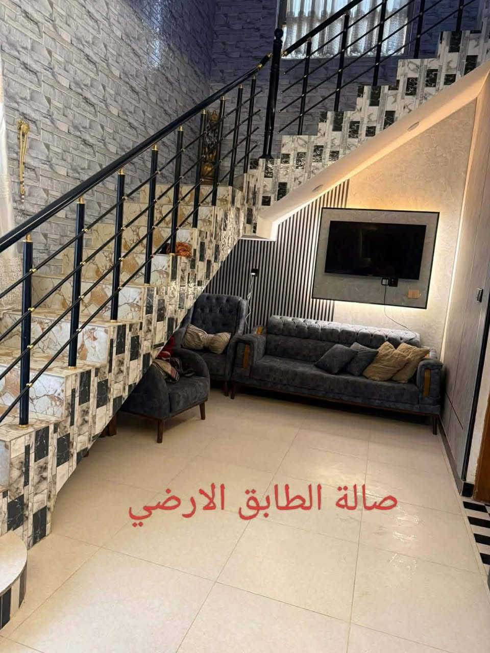 يالله دار للبيع بحي العسكري قرب سوك الصالحيه مساحه 100 متر ركن يتكون خمس غرف نوم صالتين ومطبخ واستقبال أو صحيان لاستفسار واتساب ***********
