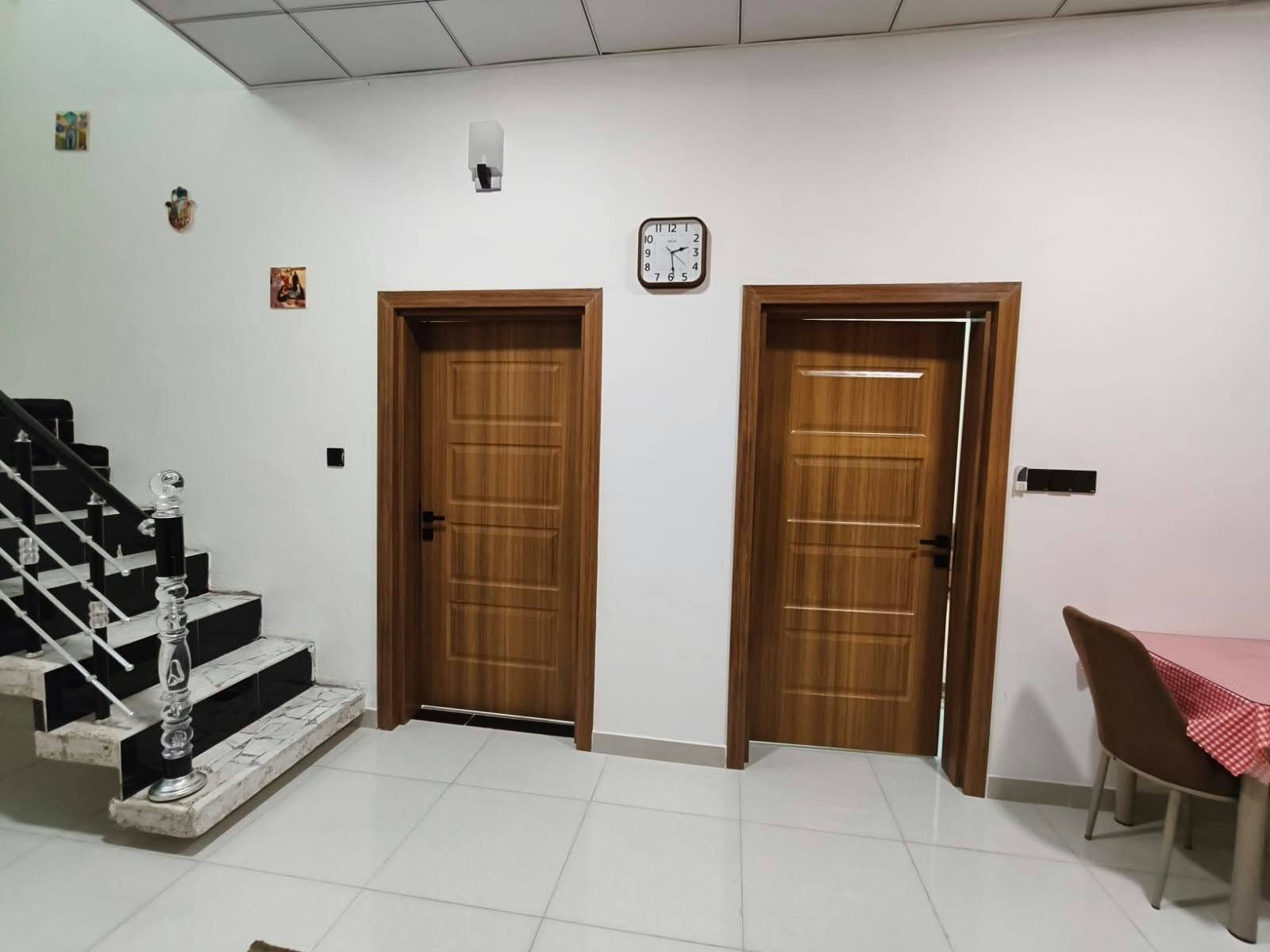 عقارات النيزك 
بيت للبيع مساحة ٢٠٠ م 
طابو زراعي  
يتكون من غرفتين و صالة مفتوحة ع المطبخ و استقبال و صحيات داخلية و خارجية 
حديقة و كراج للسيارة
العنوان حي الجامعة شارع حولي مجمع حيدر بن حجي هندي فرع حسينية صاحب العصر والزمان
سعر ٨٦ مليون و بي مجال
#للإستفسار_***********
او مراسلة الصفحة
او زيارة المكتب في حي التاميم قرب مجمع السبطين
