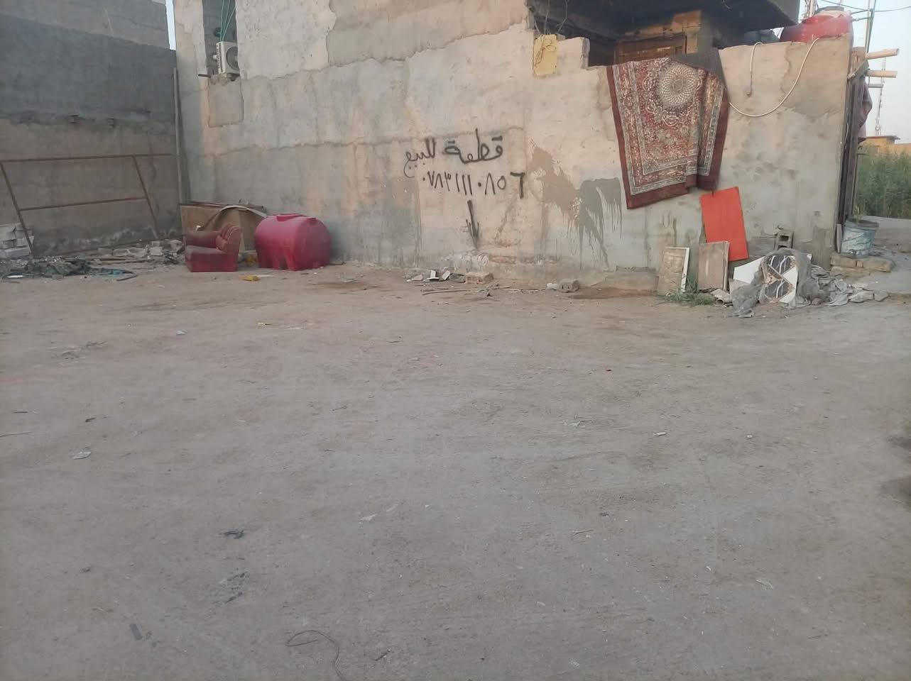 السلام عليكم للبيع قطعه أرض مساحه 130 متر سند 25 تحويل بسم المشتري ثاني يوم تصلح حسينيه لخدمة الزوار أو سكن قطعه مدفونه وكامله وخدمات كامله ماء كهرباء مولده ذهبي مجاري السعر 30 وبيه مجال / الرقم للاستفسار ***********
