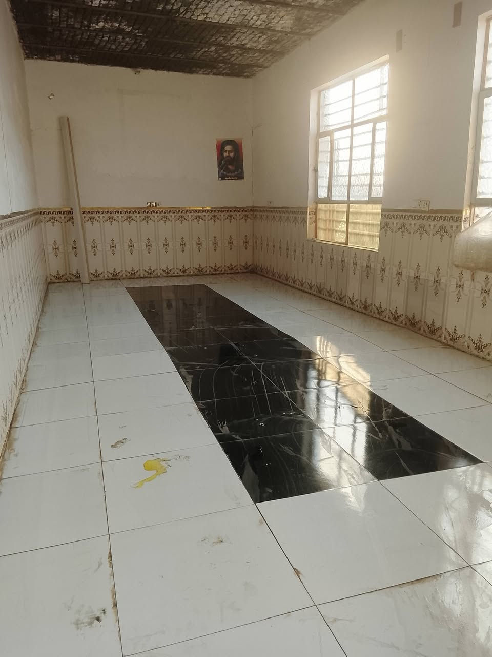 السلام عليكم بيت للبيع خلف عمارات الزيتون قرب مكتب السجاد للعقار
ومرقم من البلديه  وميزانيه كهرباء  
 مساحة 275م
 #السعر ٢٧ وبيه مجال
يتكون من كراج واستقبال كبير ومطبخ وصاله وغرفتين نوم 
 للاستفسار الاتصال ***********
المنطقة مرتبه وتبليط وكلشي متوفر 
@إشارة
