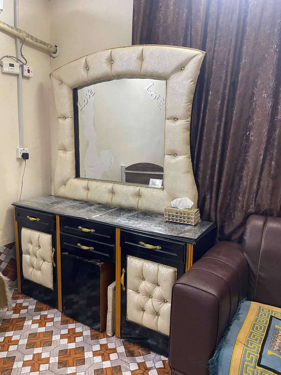 السلام عليكم غرفه صاج مبيها اي شي نضيفه العنوان بغداد التراث شارع 60 السعر 500 بيها مجال ***********
