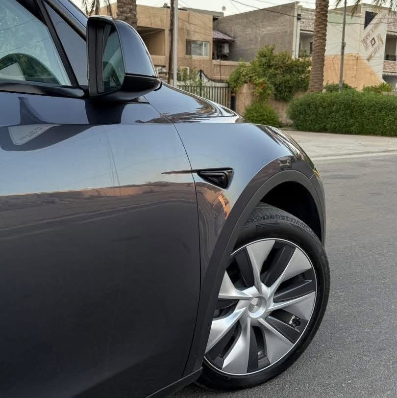 TESLA MODEL Y 
DUAL MOTOR LONG RANGE 2023
تسلا واي لونك رينج دبل ماطور 
ماشيه :73 كيلو 
كامرات 360 
اوتو بايلوت 
حساسات 360 
معروفه مواصفاته
بدون صبغ ( باب خلفي مبدل اصلي نفس اللون)

السعر 21،500$ وبيه مجال 
وبيه مجال بسيط 
***********
***********
